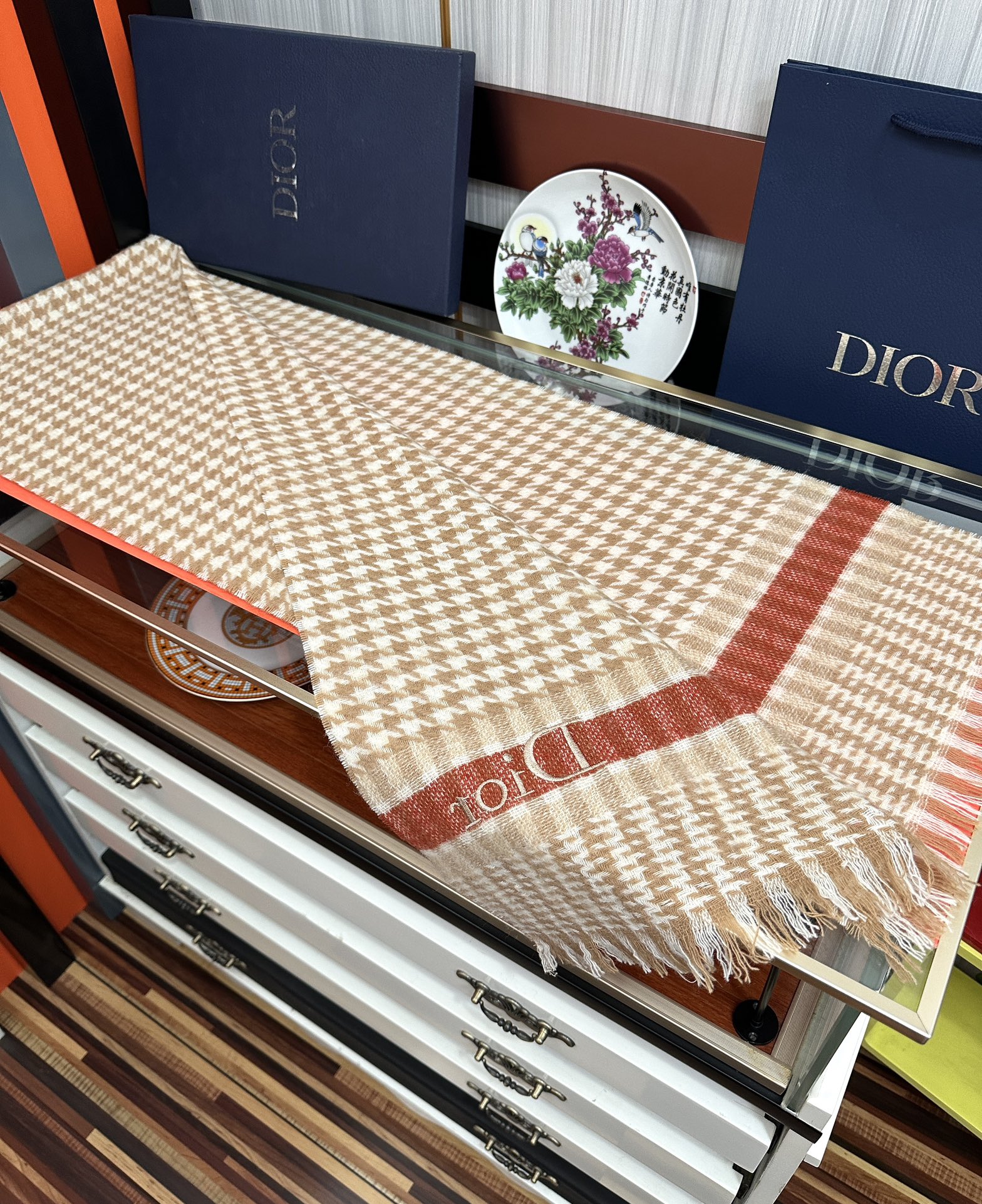 上新。 太美了2025 迪家采用内蒙古羊绒，最新款男女通用情侣款👫重磅推荐💥 经典的格子，永不过时。非常