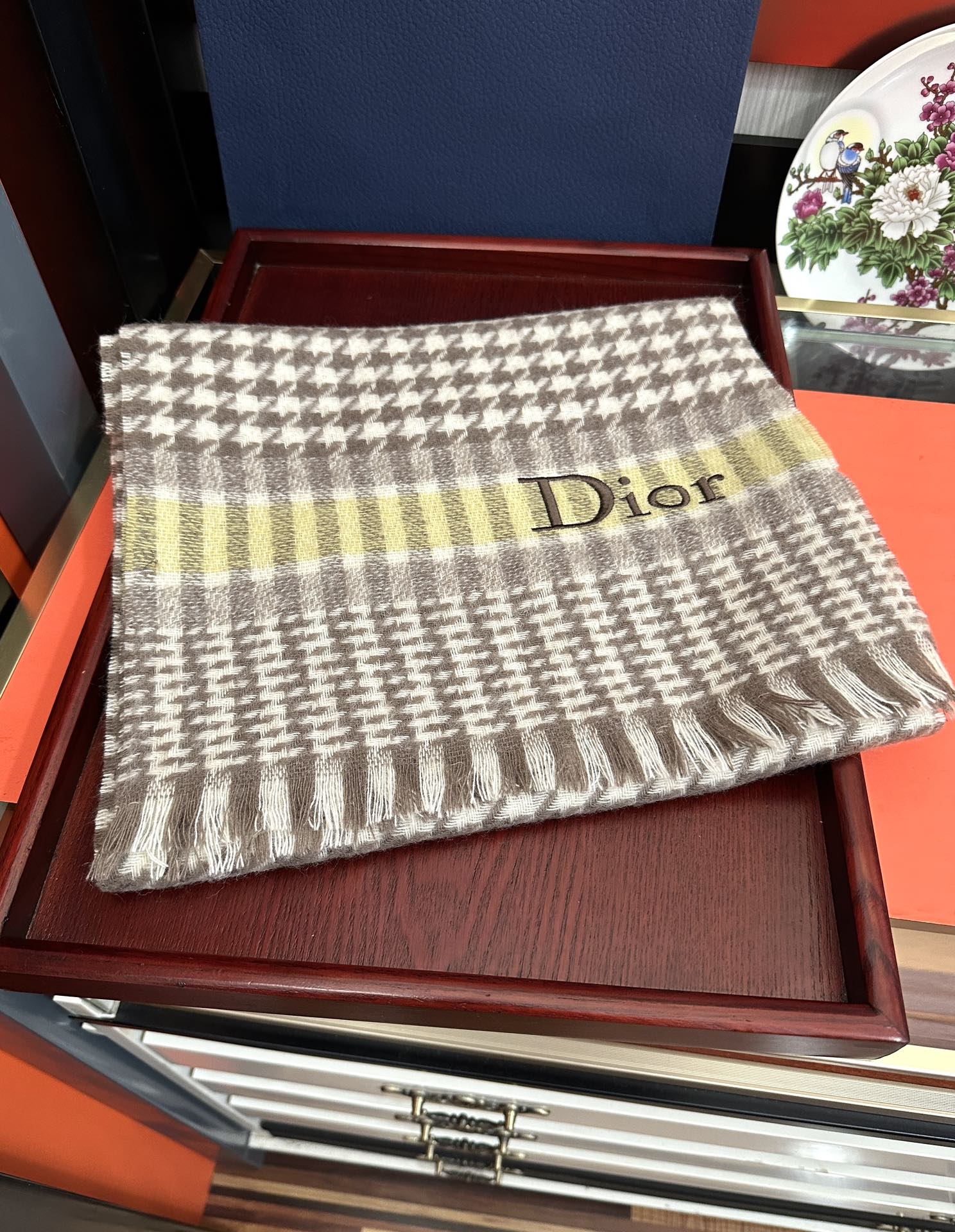 上新。 太美了2025 迪家采用内蒙古羊绒，最新款男女通用情侣款👫重磅推荐💥 经典的格子，永不过时。非常