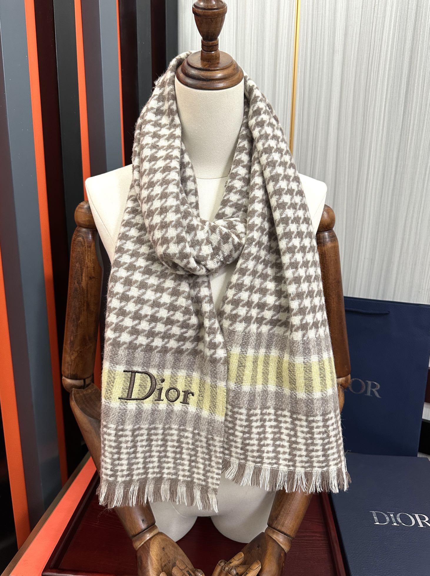 上新。 太美了2025 迪家采用内蒙古羊绒，最新款男女通用情侣款👫重磅推荐💥 经典的格子，永不过时。非常