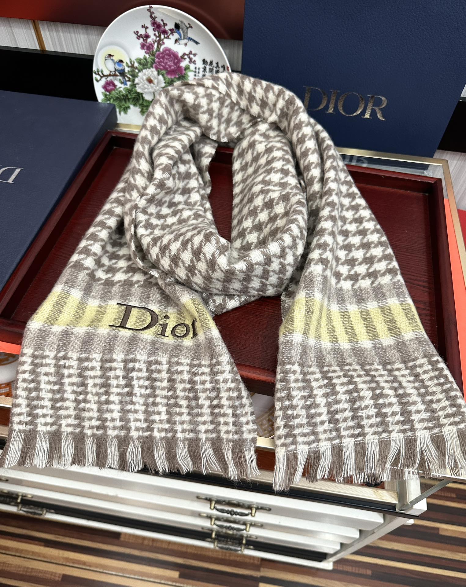 上新。 太美了2025 迪家采用内蒙古羊绒，最新款男女通用情侣款👫重磅推荐💥 经典的格子，永不过时。非常