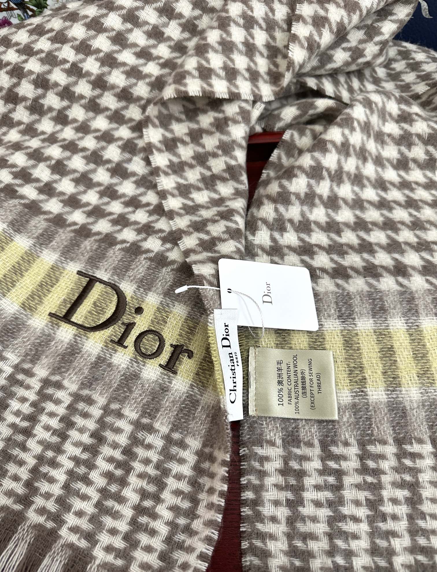 上新。 太美了2025 迪家采用内蒙古羊绒，最新款男女通用情侣款👫重磅推荐💥 经典的格子，永不过时。非常