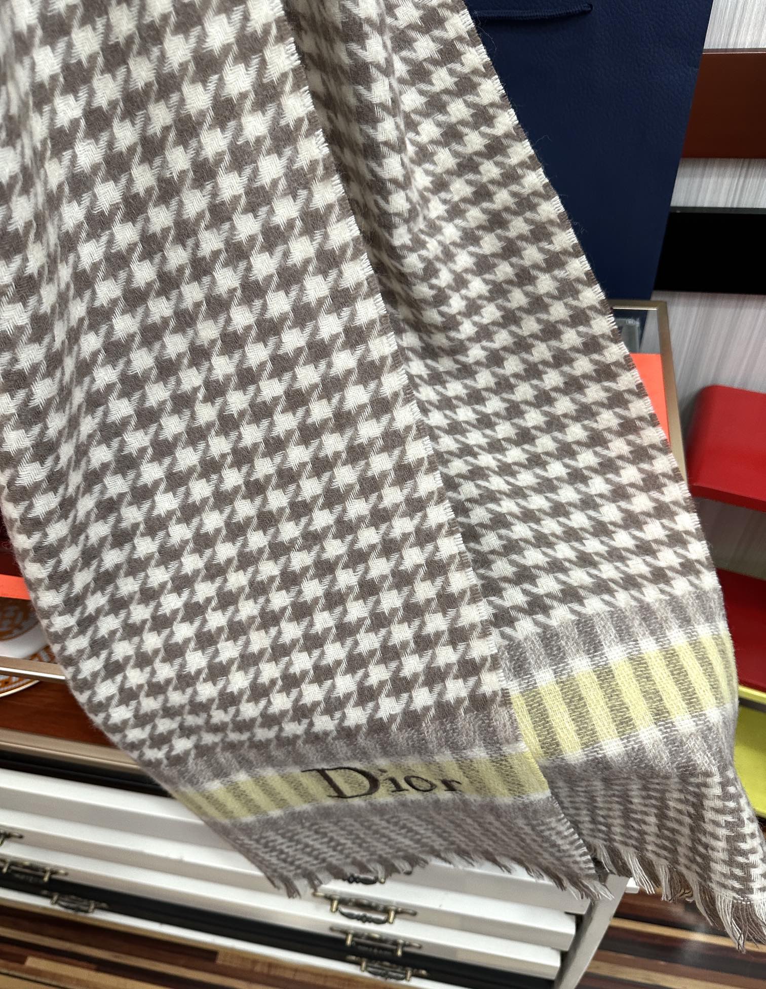 上新。 太美了2025 迪家采用内蒙古羊绒，最新款男女通用情侣款👫重磅推荐💥 经典的格子，永不过时。非常