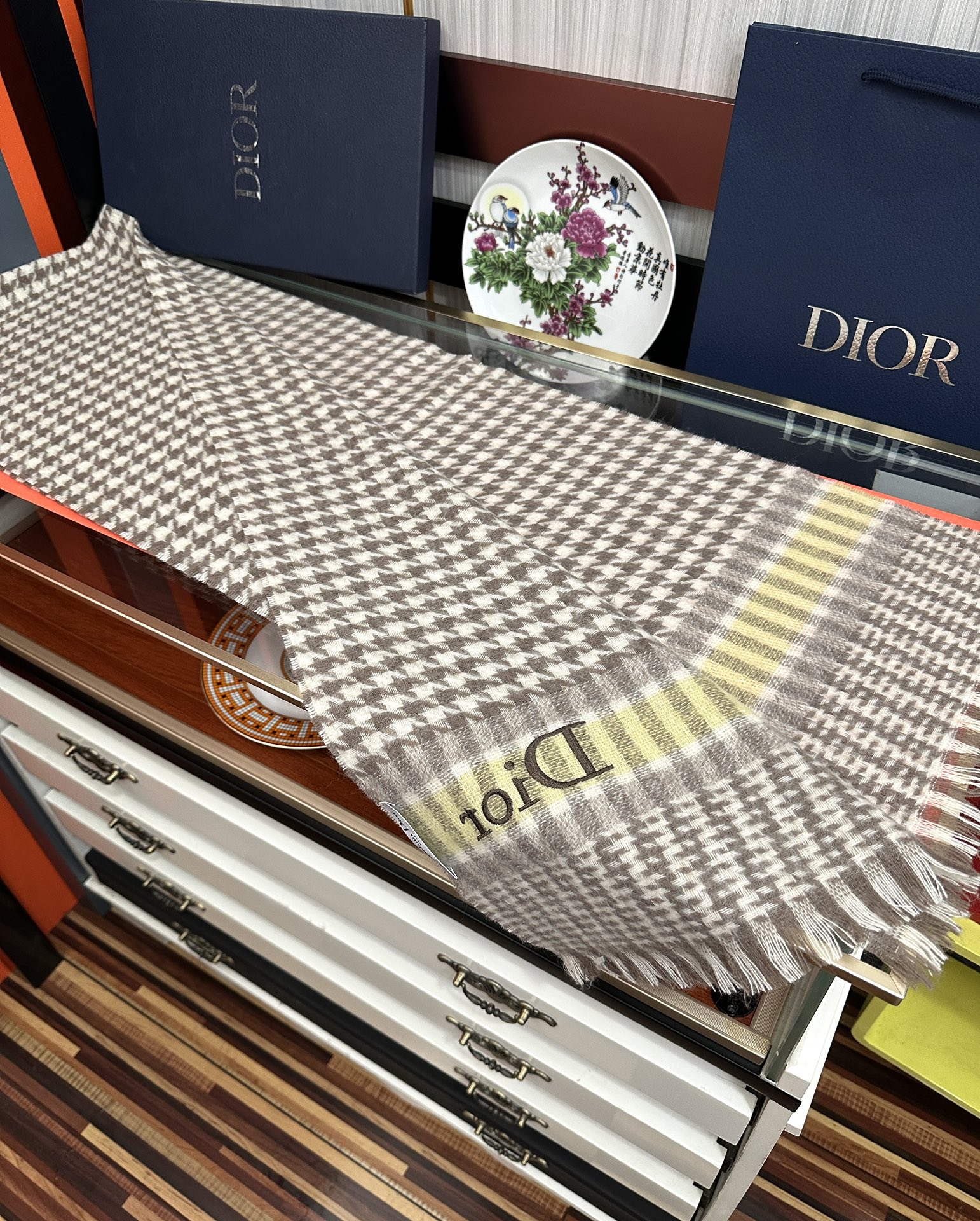 上新。 太美了2025 迪家采用内蒙古羊绒，最新款男女通用情侣款👫重磅推荐💥 经典的格子，永不过时。非常