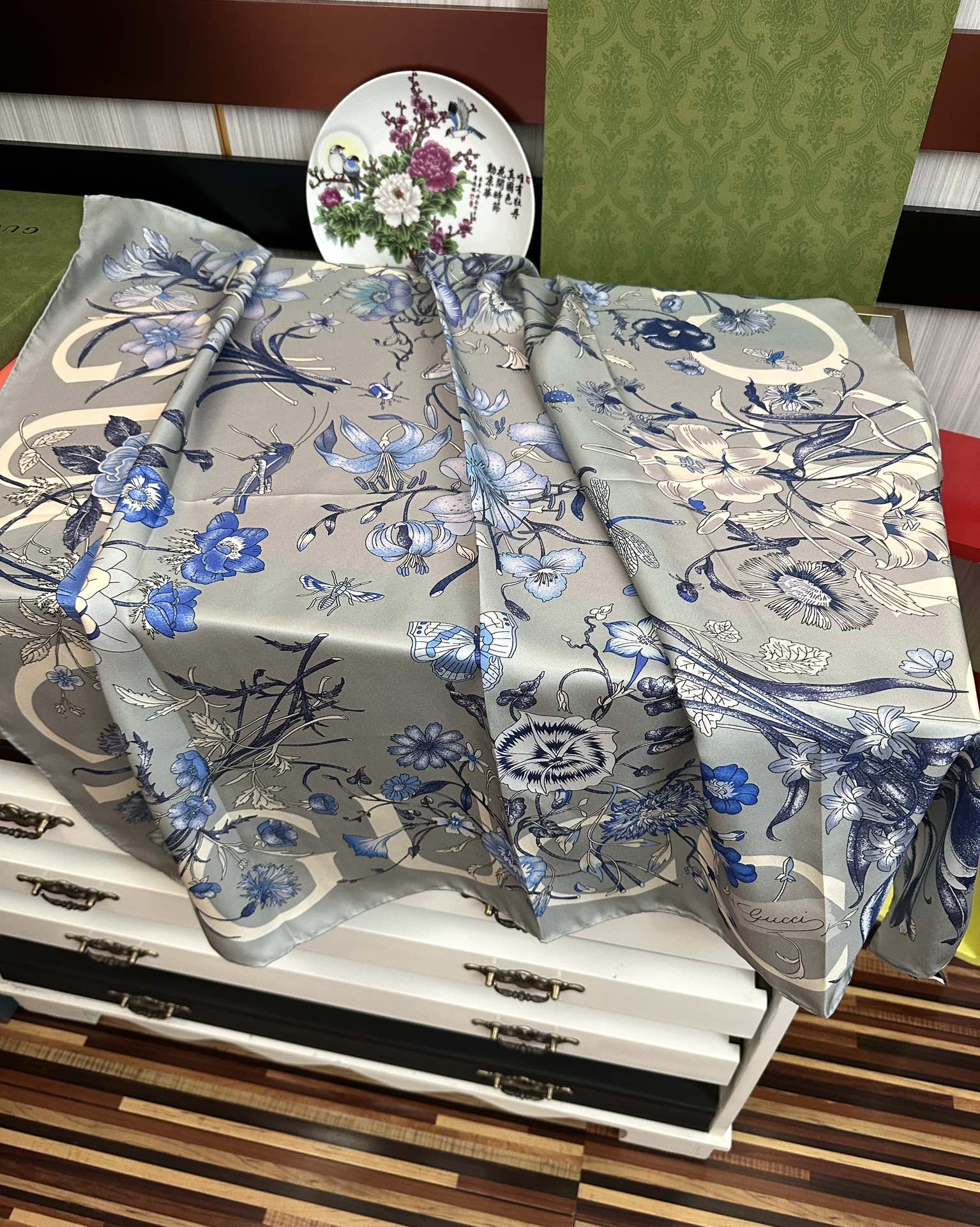 。新款 古奇《花卉丝巾》斜纹真丝 精致手工卷边[庆祝]光泽柔滑且垂感极佳[得意]以典雅的蓝色为基调[嘴唇