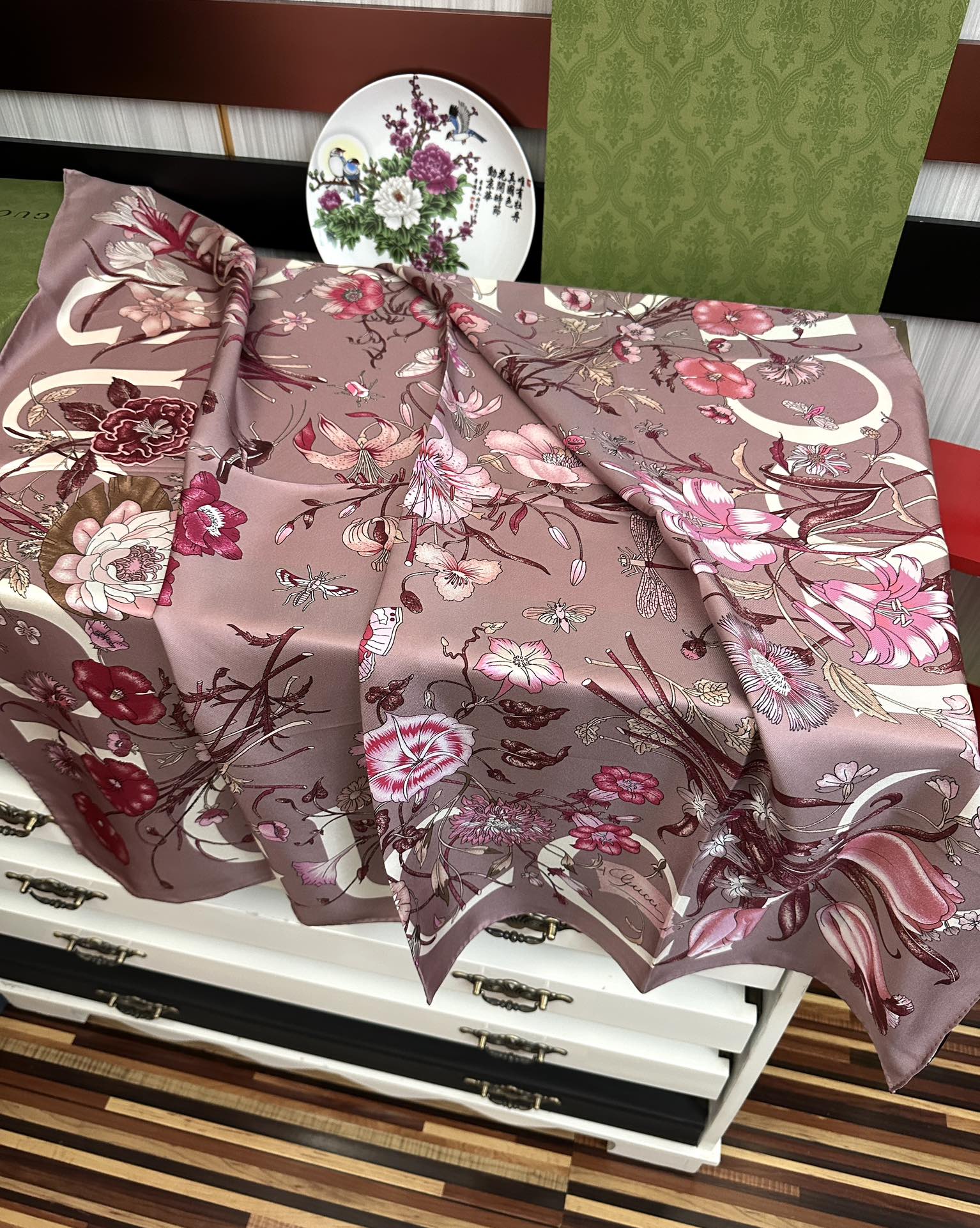 。新款 古奇《花卉丝巾》斜纹真丝 精致手工卷边[庆祝]光泽柔滑且垂感极佳[得意]以典雅的蓝色为基调[嘴唇