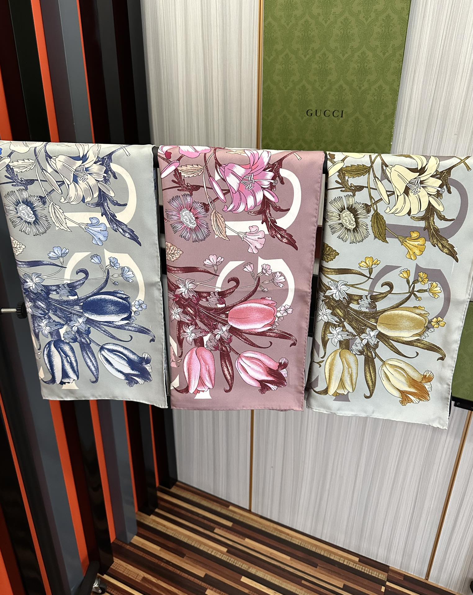 。新款 古奇《花卉丝巾》斜纹真丝 精致手工卷边[庆祝]光泽柔滑且垂感极佳[得意]以典雅的蓝色为基调[嘴唇