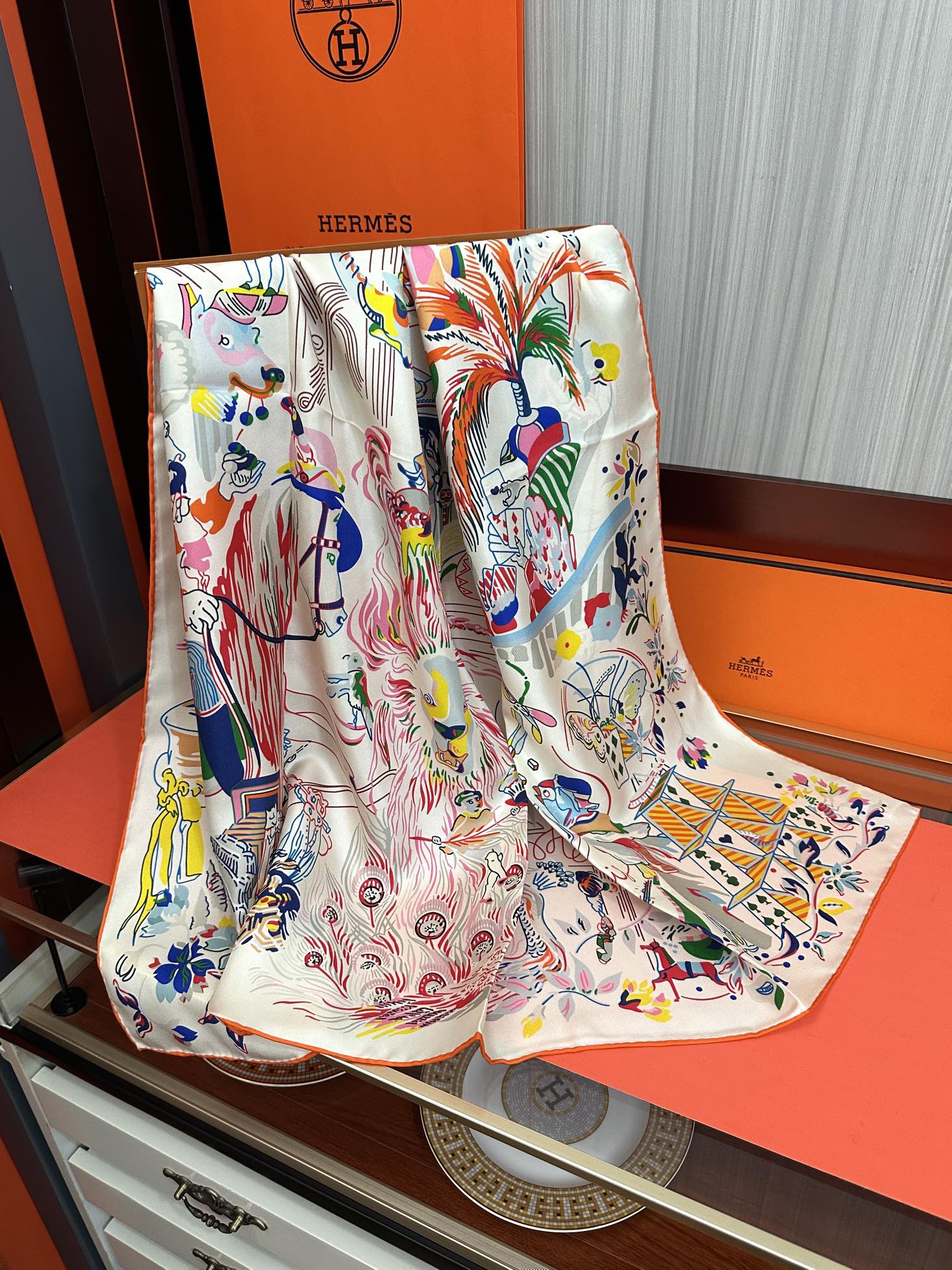 。高版本 爱马仕 官网同步【埃米尔奇幻之夜 】设计师：Virginie 夜幕降临在圣奥诺雷街（rue d