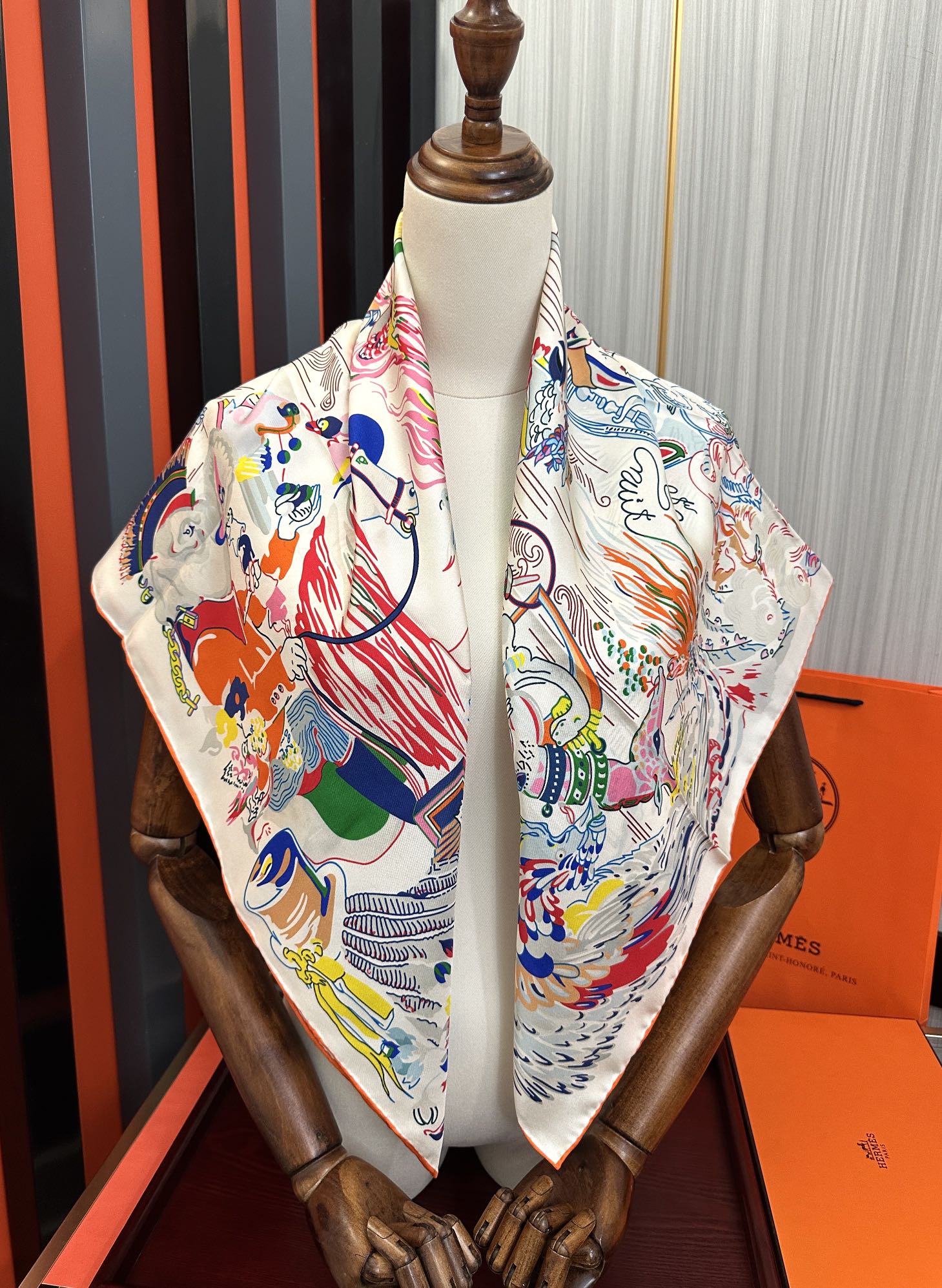 。高版本 爱马仕 官网同步【埃米尔奇幻之夜 】设计师：Virginie 夜幕降临在圣奥诺雷街（rue d