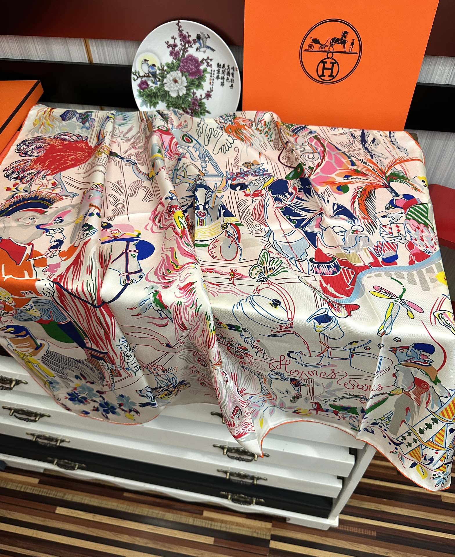 。高版本 爱马仕 官网同步【埃米尔奇幻之夜 】设计师：Virginie 夜幕降临在圣奥诺雷街（rue d