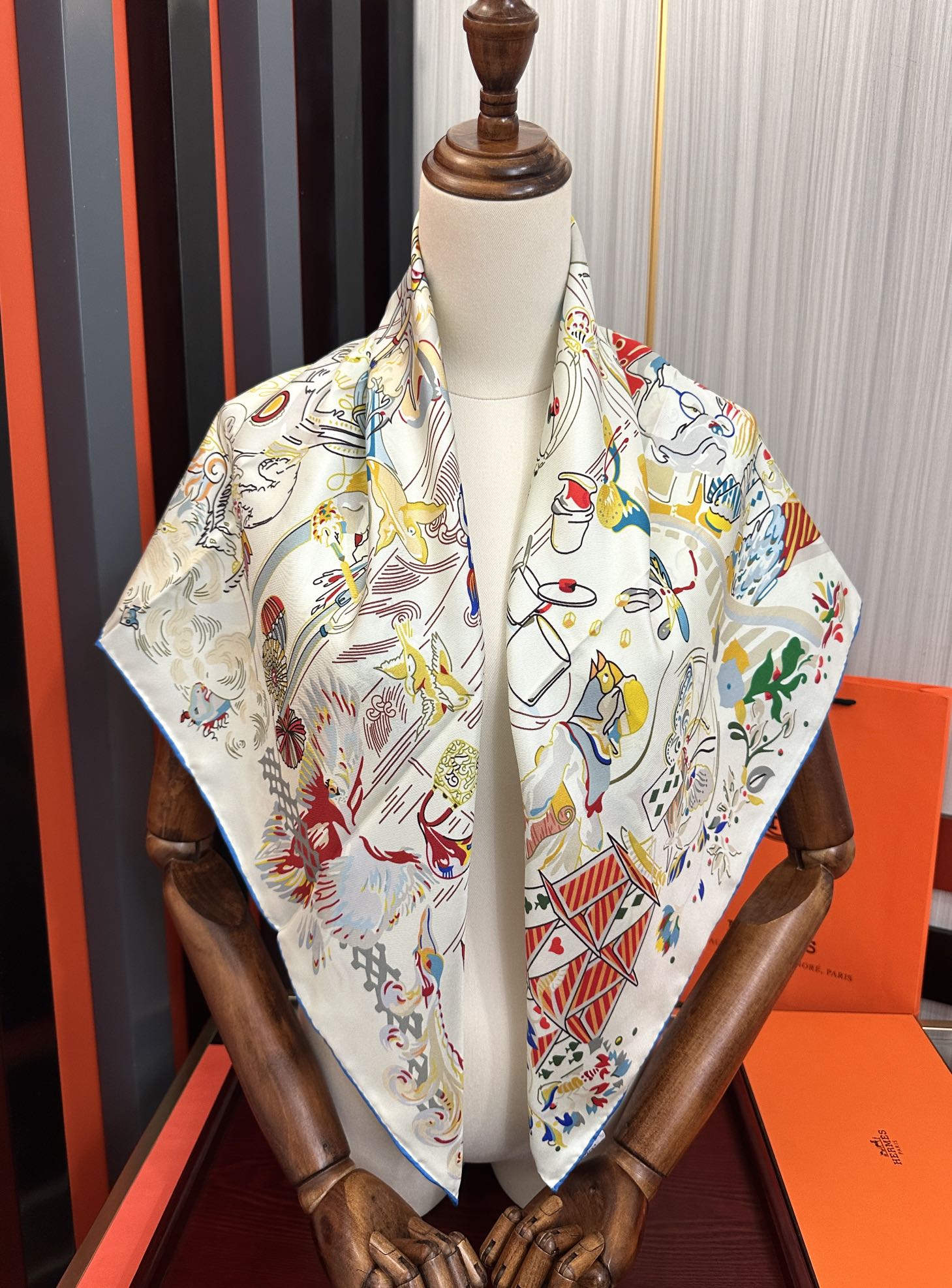 。高版本 爱马仕 官网同步【埃米尔奇幻之夜 】设计师：Virginie 夜幕降临在圣奥诺雷街（rue d