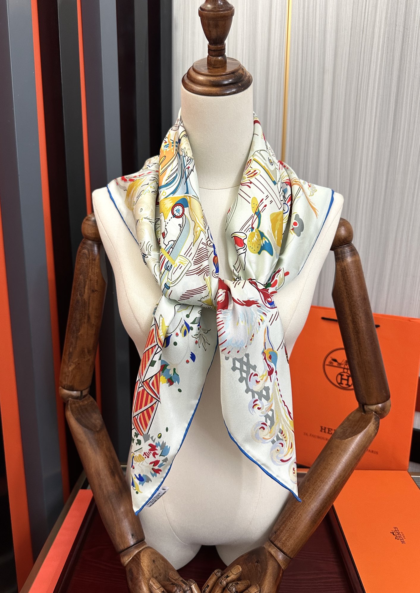 。高版本 爱马仕 官网同步【埃米尔奇幻之夜 】设计师：Virginie 夜幕降临在圣奥诺雷街（rue d