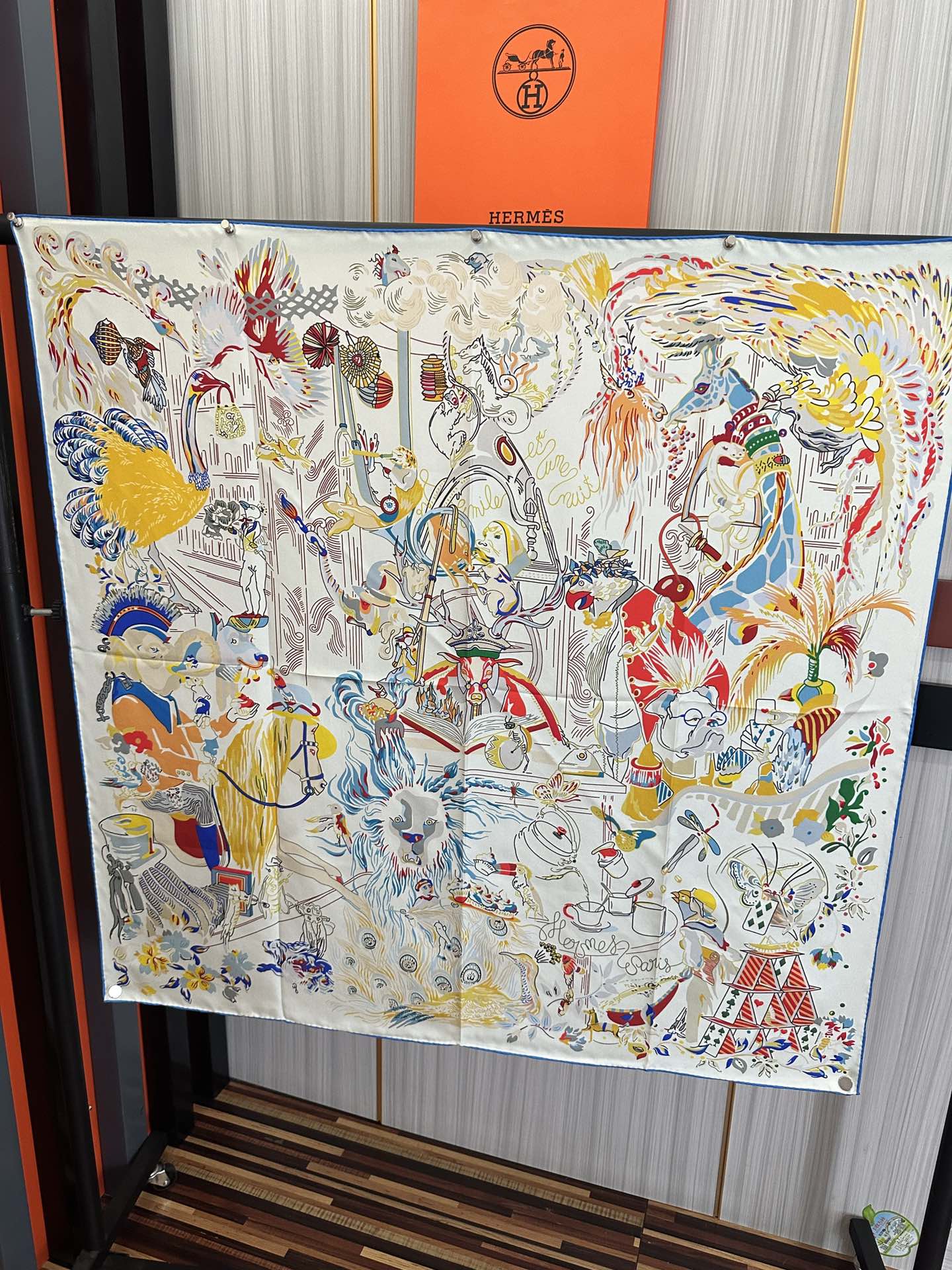 。高版本 爱马仕 官网同步【埃米尔奇幻之夜 】设计师：Virginie 夜幕降临在圣奥诺雷街（rue d