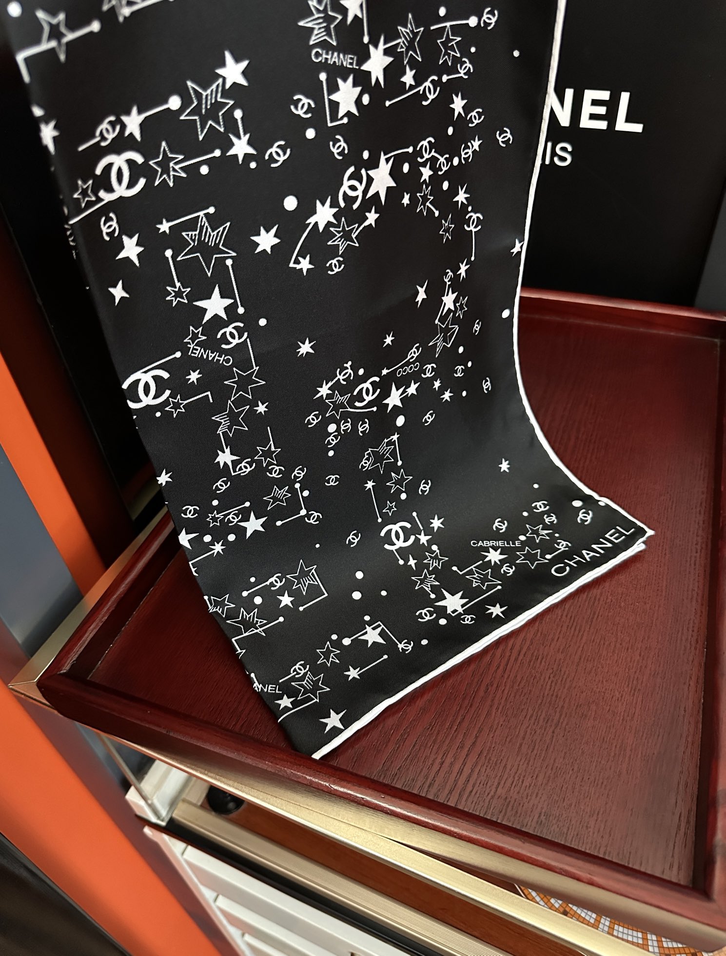 。 新款 香奈儿【涂鸦字母系列】👍香奶奶永远都是比较经典[發]一条印有字母Logo交织图案巧妙搭配[得意
