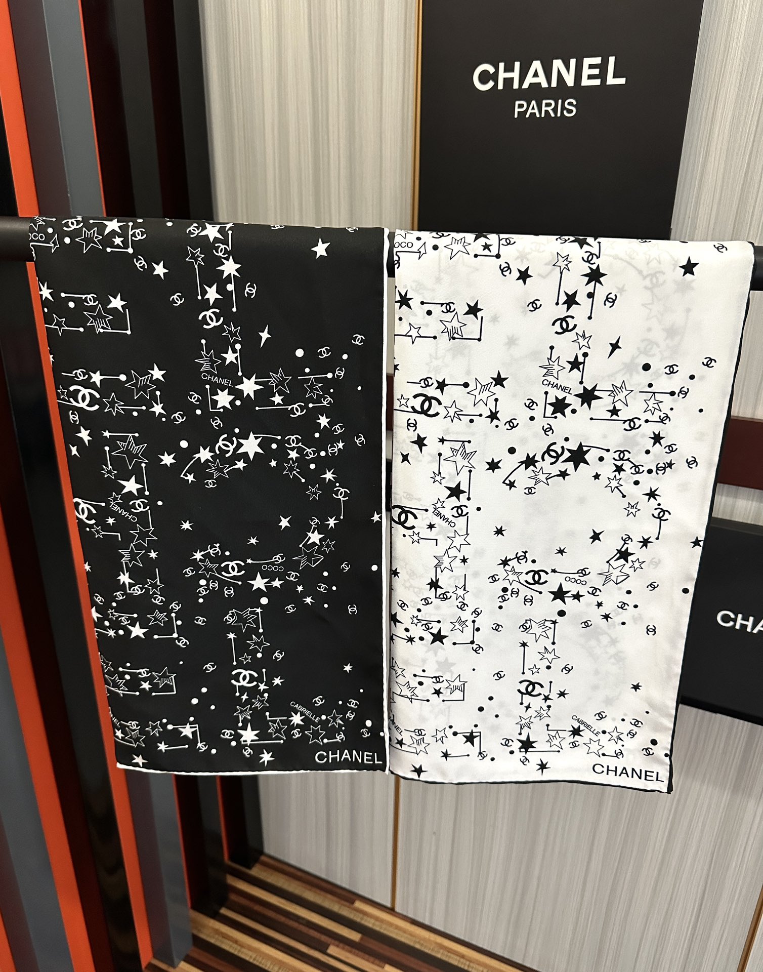 。 新款 香奈儿【涂鸦字母系列】👍香奶奶永远都是比较经典[發]一条印有字母Logo交织图案巧妙搭配[得意