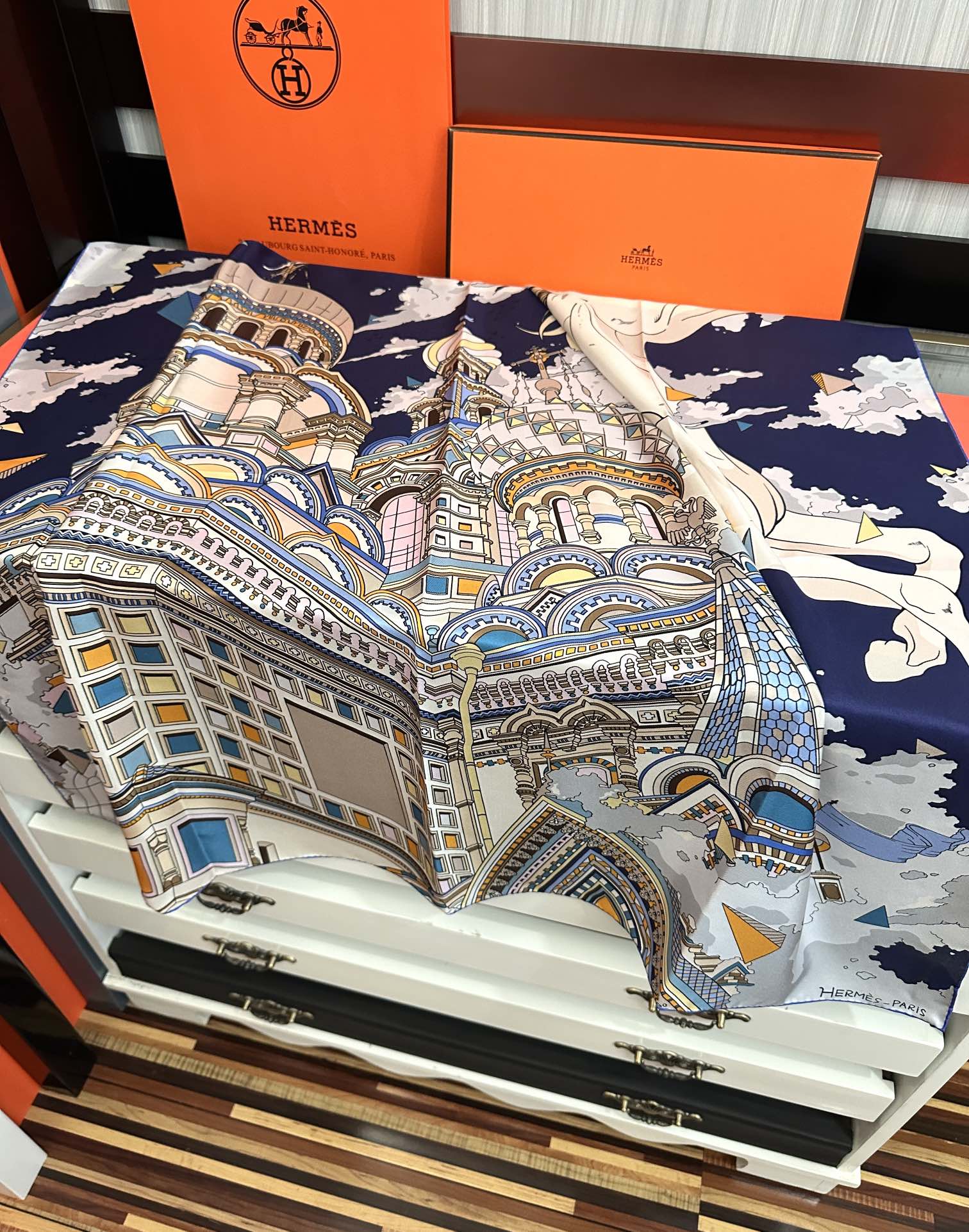 。高品质 爱马仕 2025新款太美了【骏马奔腾】精致手工卷边，买到都说好👍下手一定要快高端 大爱❤️女人