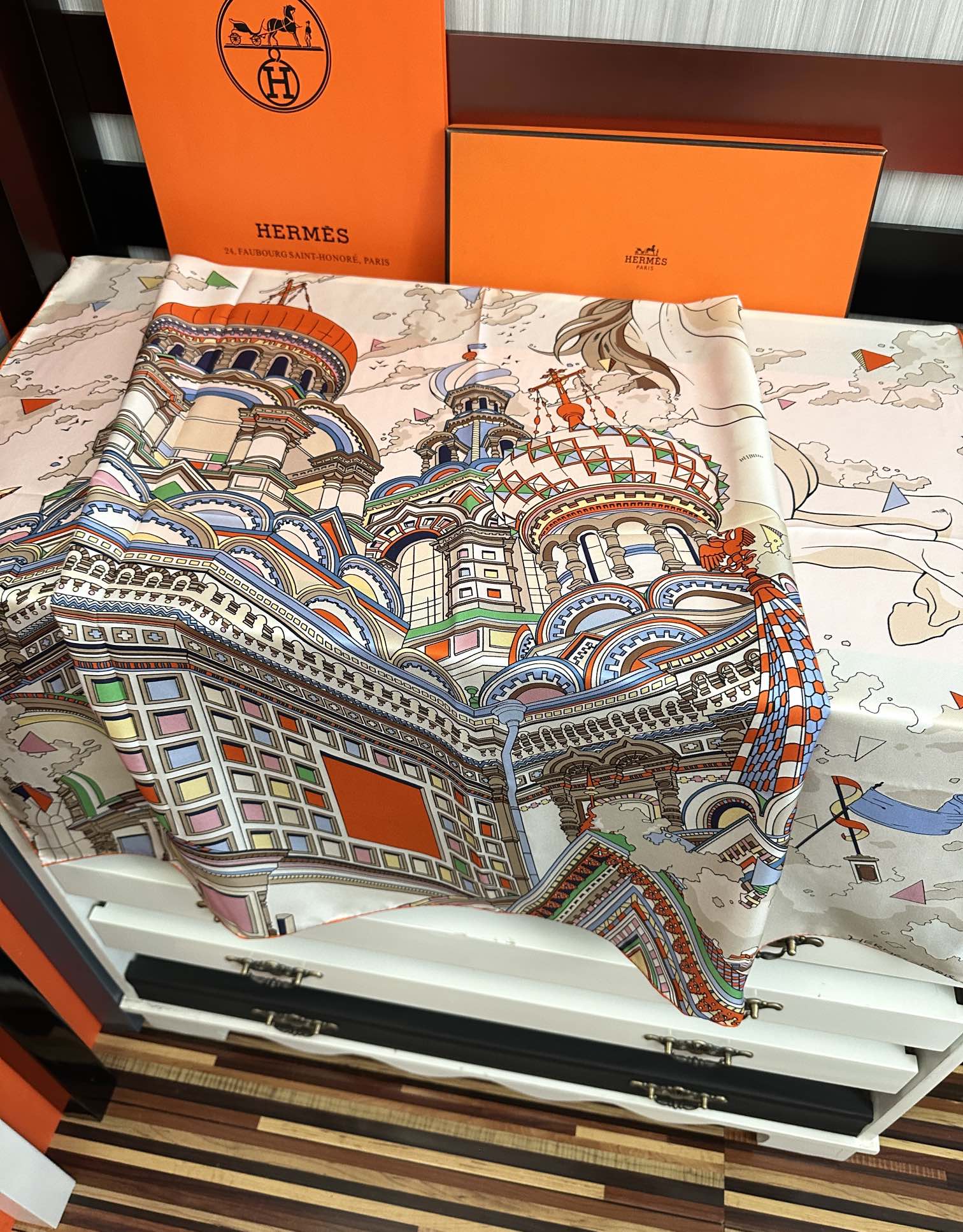 。高品质 爱马仕 2025新款太美了【骏马奔腾】精致手工卷边，买到都说好👍下手一定要快高端 大爱❤️女人