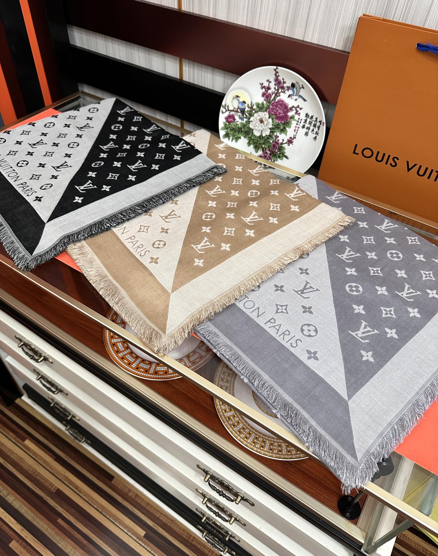 。LV 2025重磅推荐经典款L家人手必败一条最最经典款💪🏻💪🏻采用暗纹提花🌺🌺🌺技术重新演绎Monog