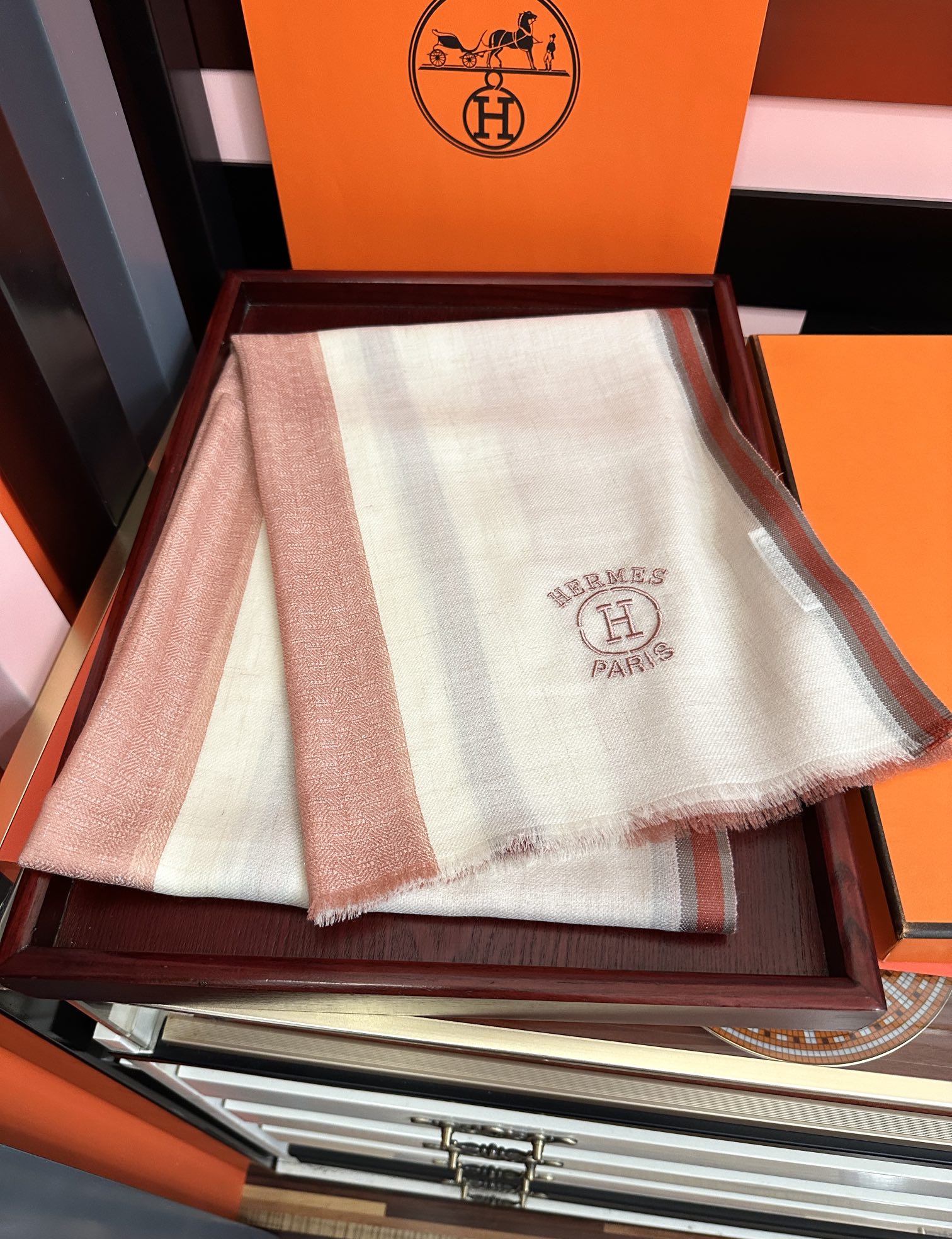 新款。2010爱马士🧣太美了[庆祝]万众瞩目经典版到货🎆最优质的年轻设计师推出的最新概念👓搭配调色纱染再