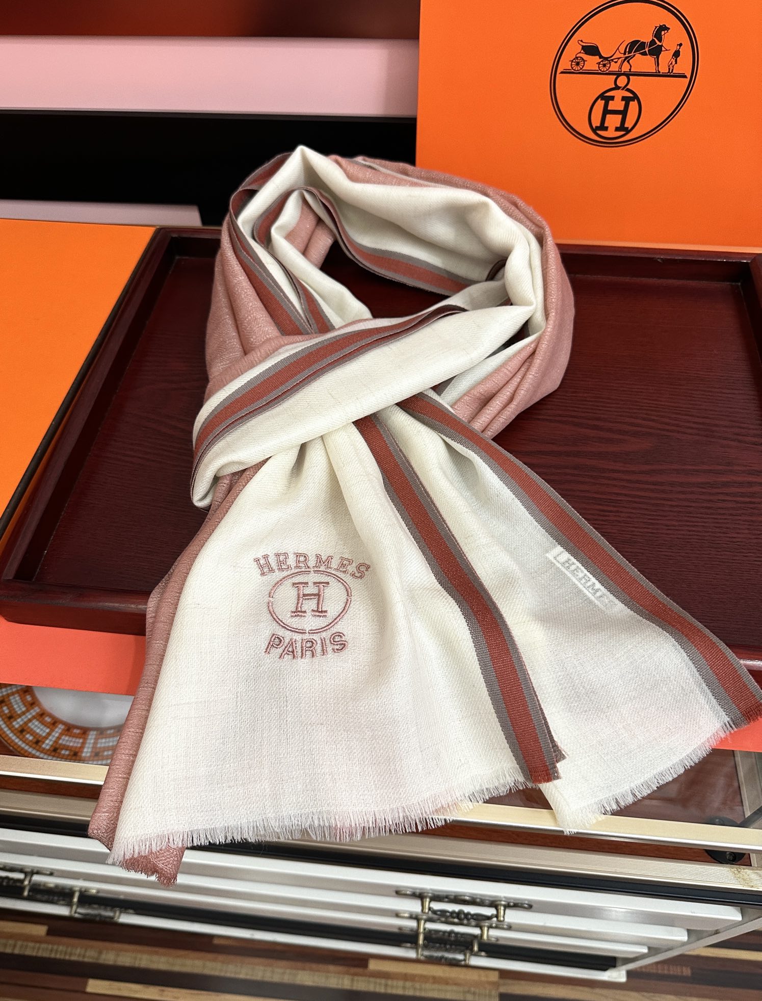 新款。2010爱马士🧣太美了[庆祝]万众瞩目经典版到货🎆最优质的年轻设计师推出的最新概念👓搭配调色纱染再