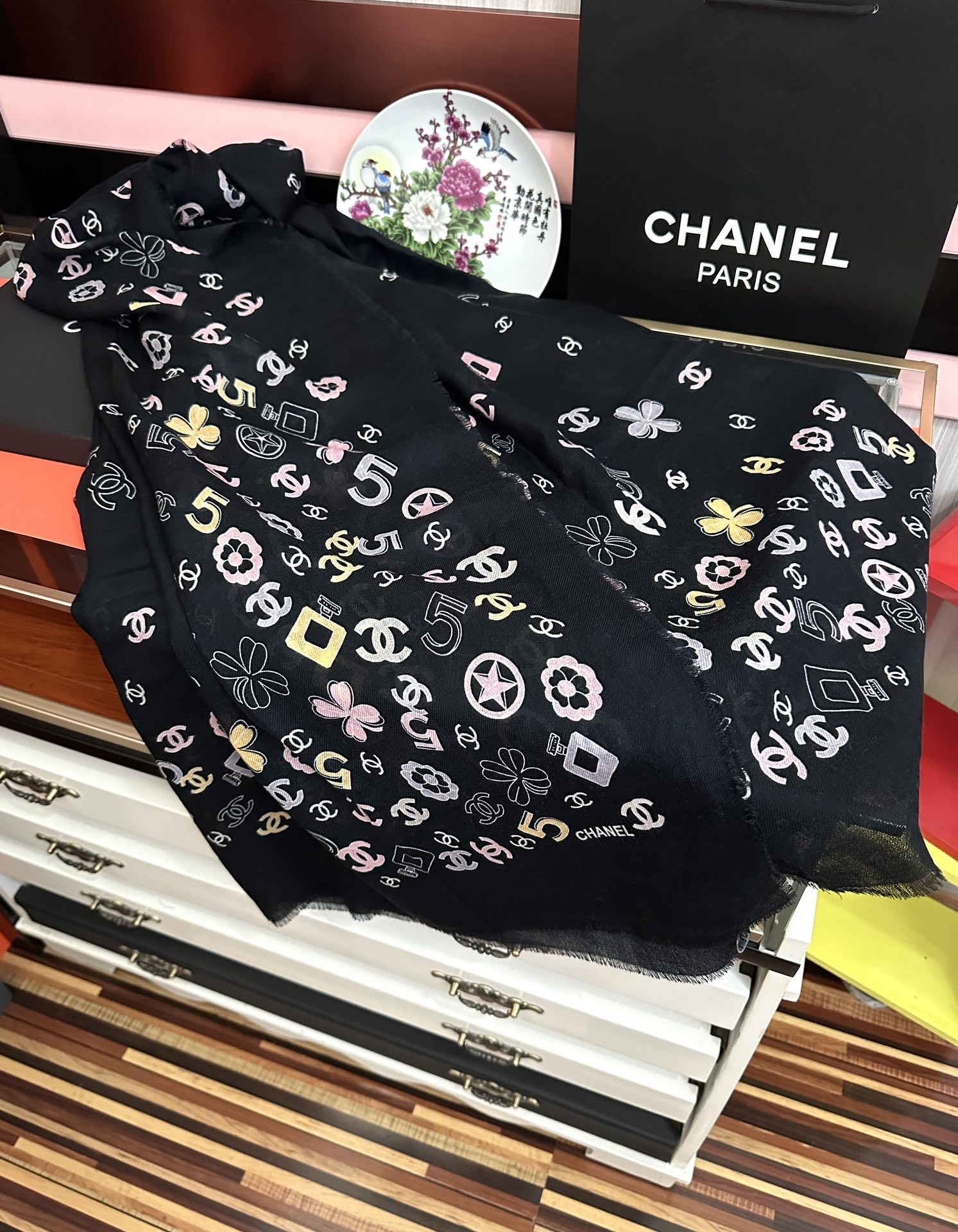 。爆款小香太美了[嘴唇]2025最新款【5号香水瓶】必备款 顶级设计太美了，真心赞👍😘💍实物真心美 🎀披