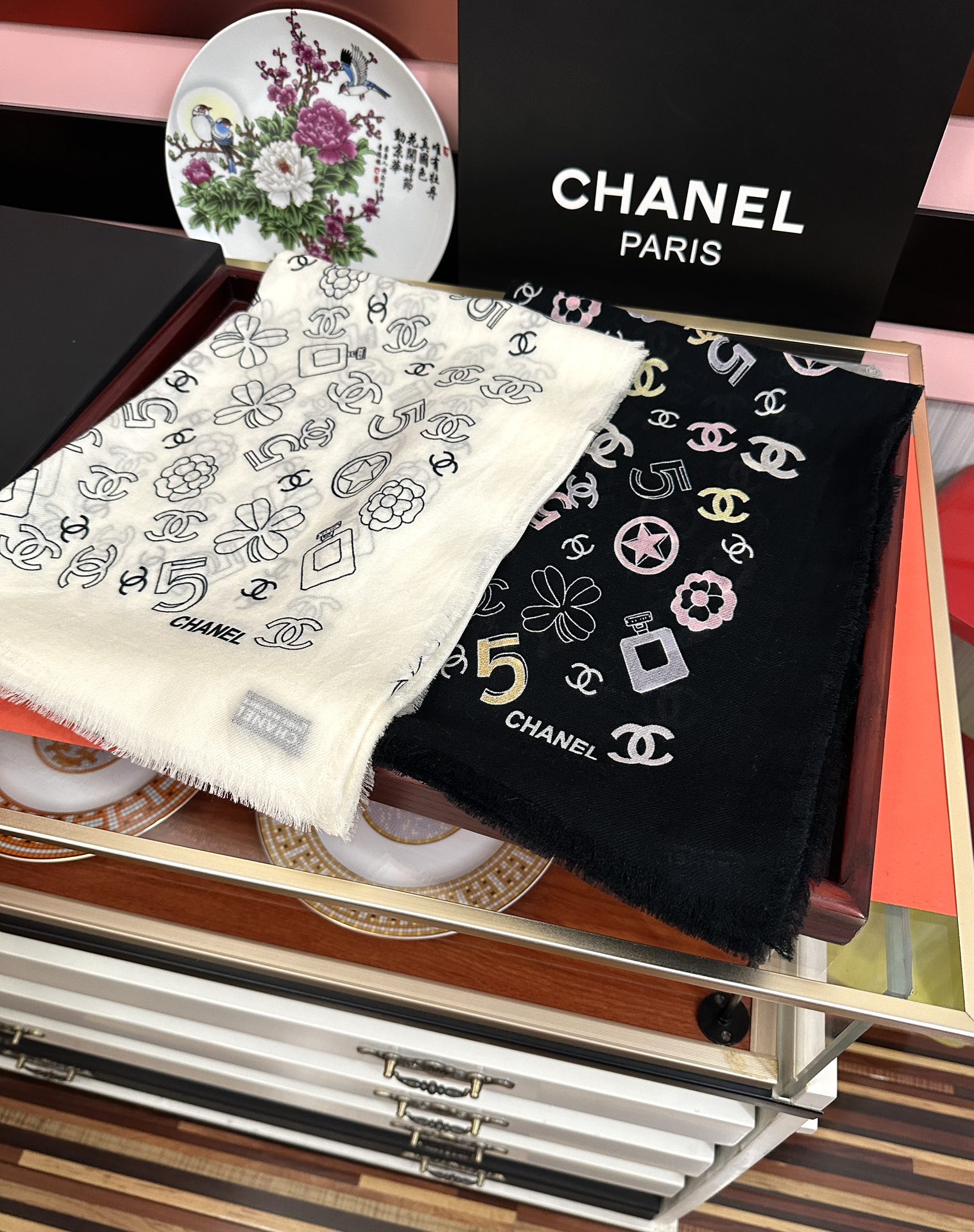 。爆款小香太美了[嘴唇]2025最新款【5号香水瓶】必备款 顶级设计太美了，真心赞👍😘💍实物真心美 🎀披