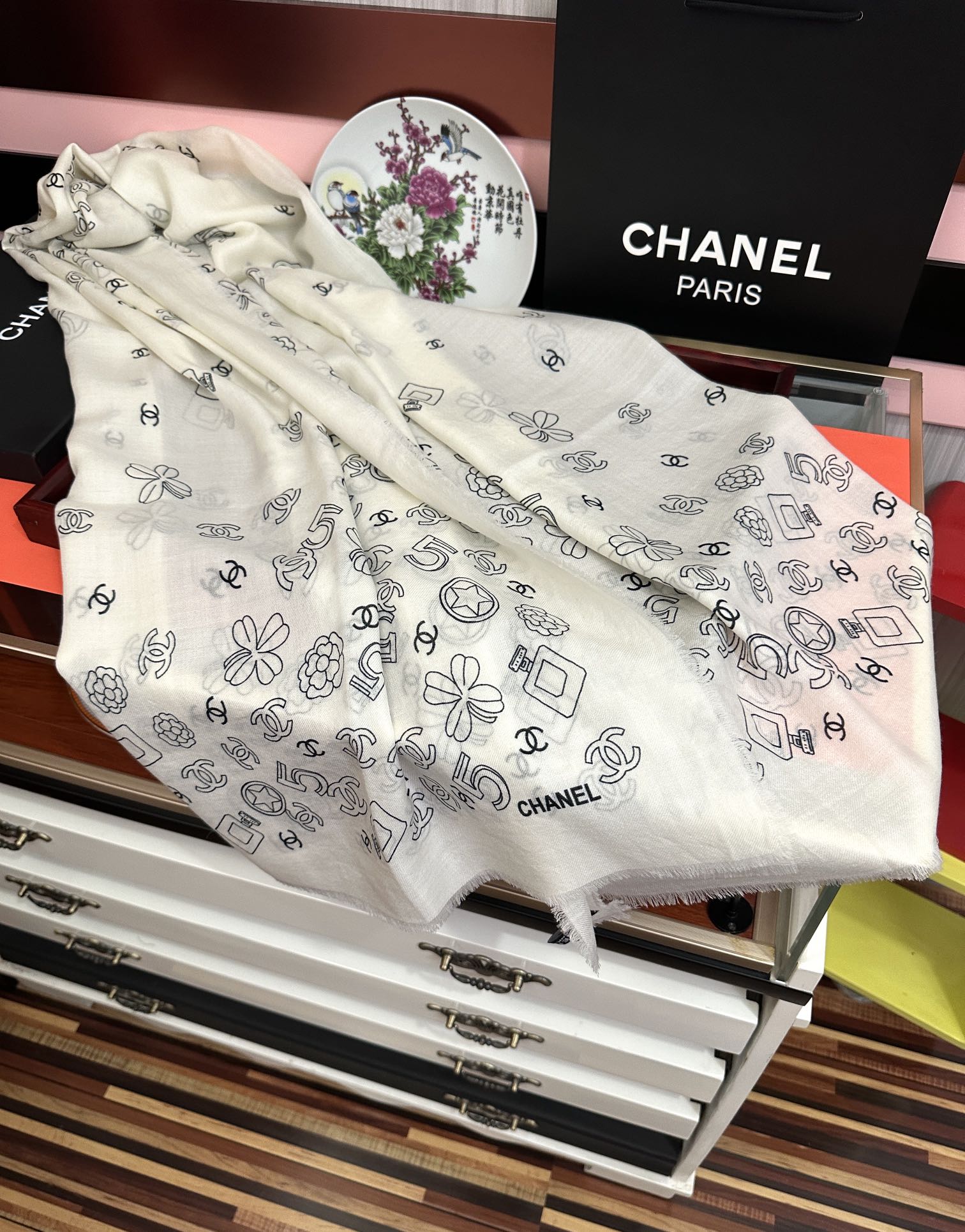 。爆款小香太美了[嘴唇]2025最新款【5号香水瓶】必备款 顶级设计太美了，真心赞👍😘💍实物真心美 🎀披