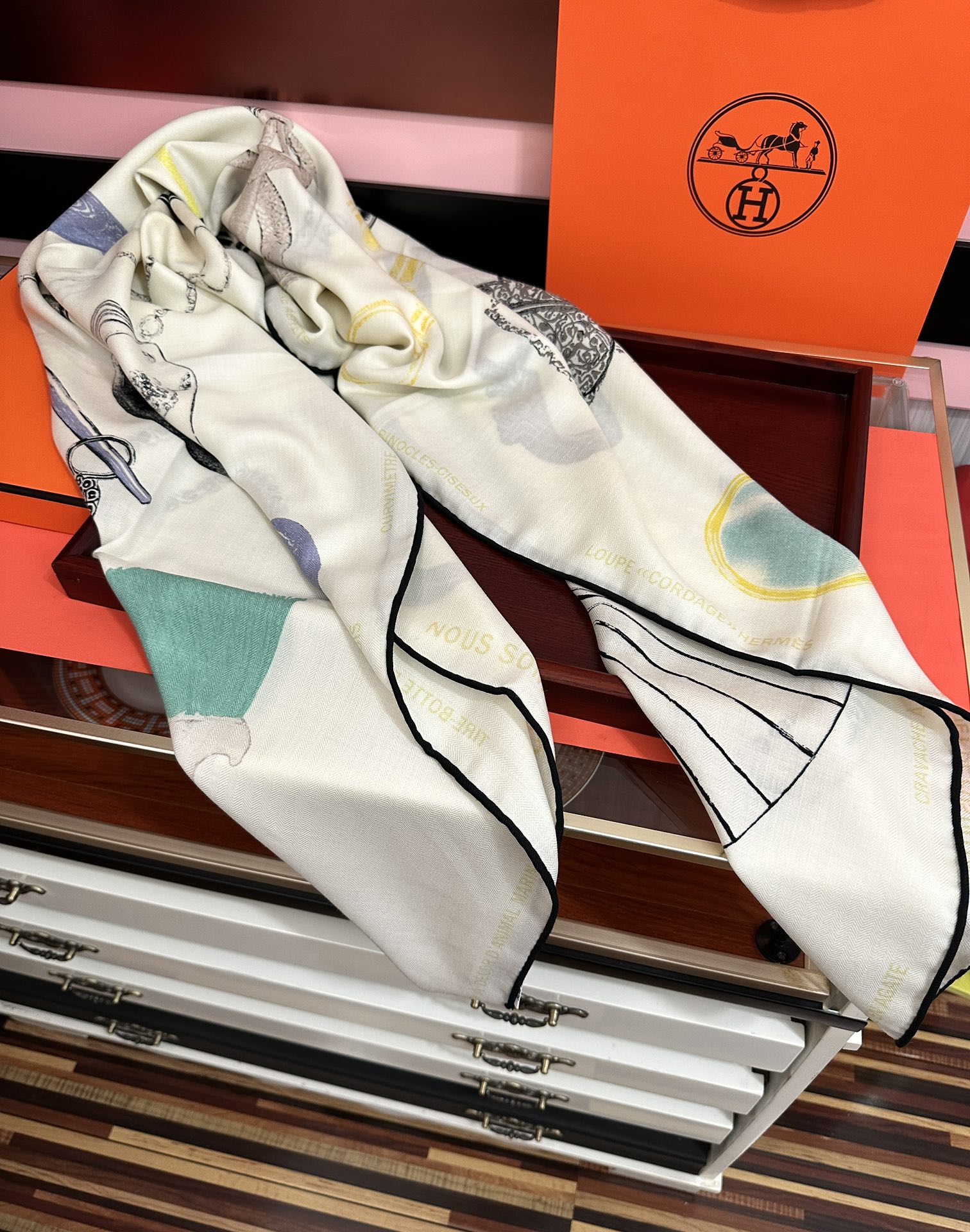 上新。爱马仕 【型影相随】2025新款[爱心] 新一季丝巾[太阳]我就不推荐了回头分享一下部分复刻款的老