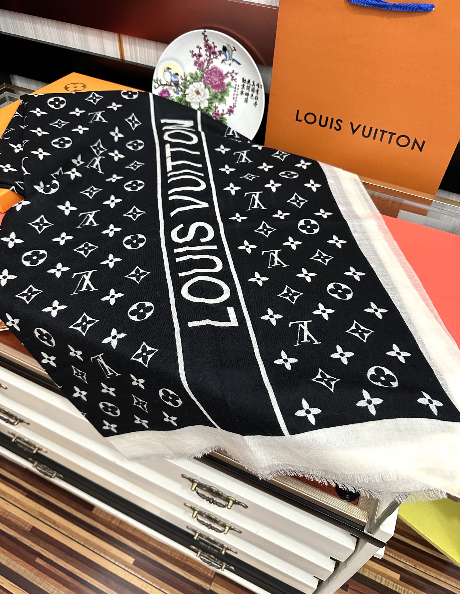 上新 L家 2025 最新款‼️真心赞👍【双面戒指绒长巾】😘💍实物真心美 🎀披肩配以印花💓💃🏻无论设计喷