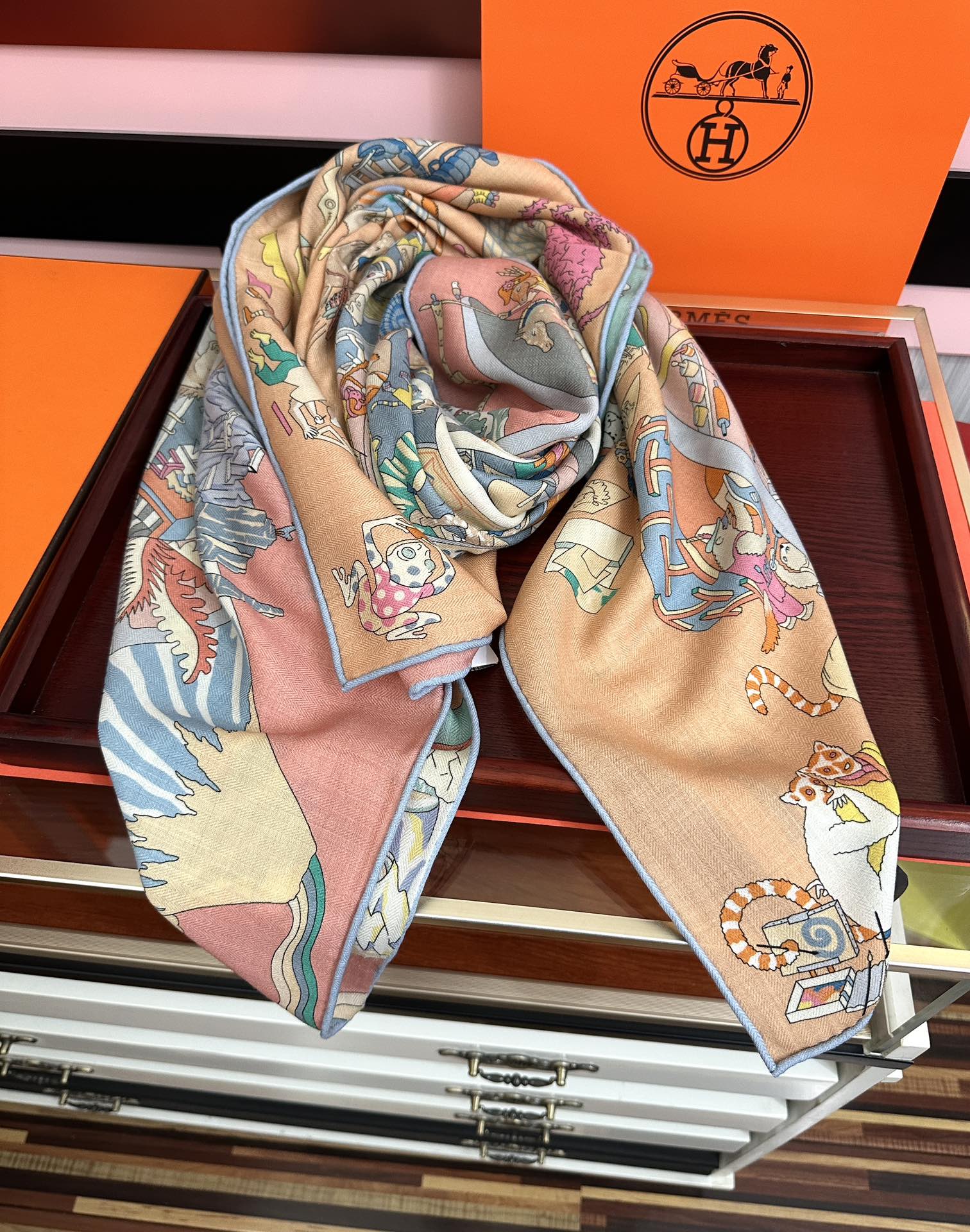 上新 。爱马仕 【马术学院】[嘴唇]今年最新款 140双面同色丝毛披肩这款爱马仕的经典单品展现强大而迷人