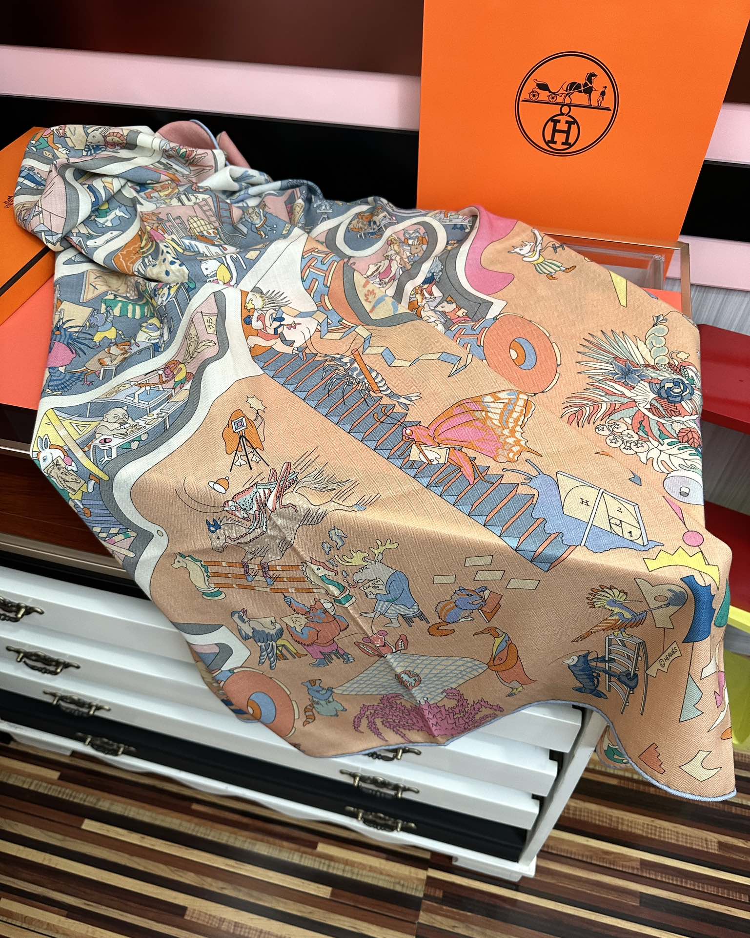 上新 。爱马仕 【马术学院】[嘴唇]今年最新款 140双面同色丝毛披肩这款爱马仕的经典单品展现强大而迷人