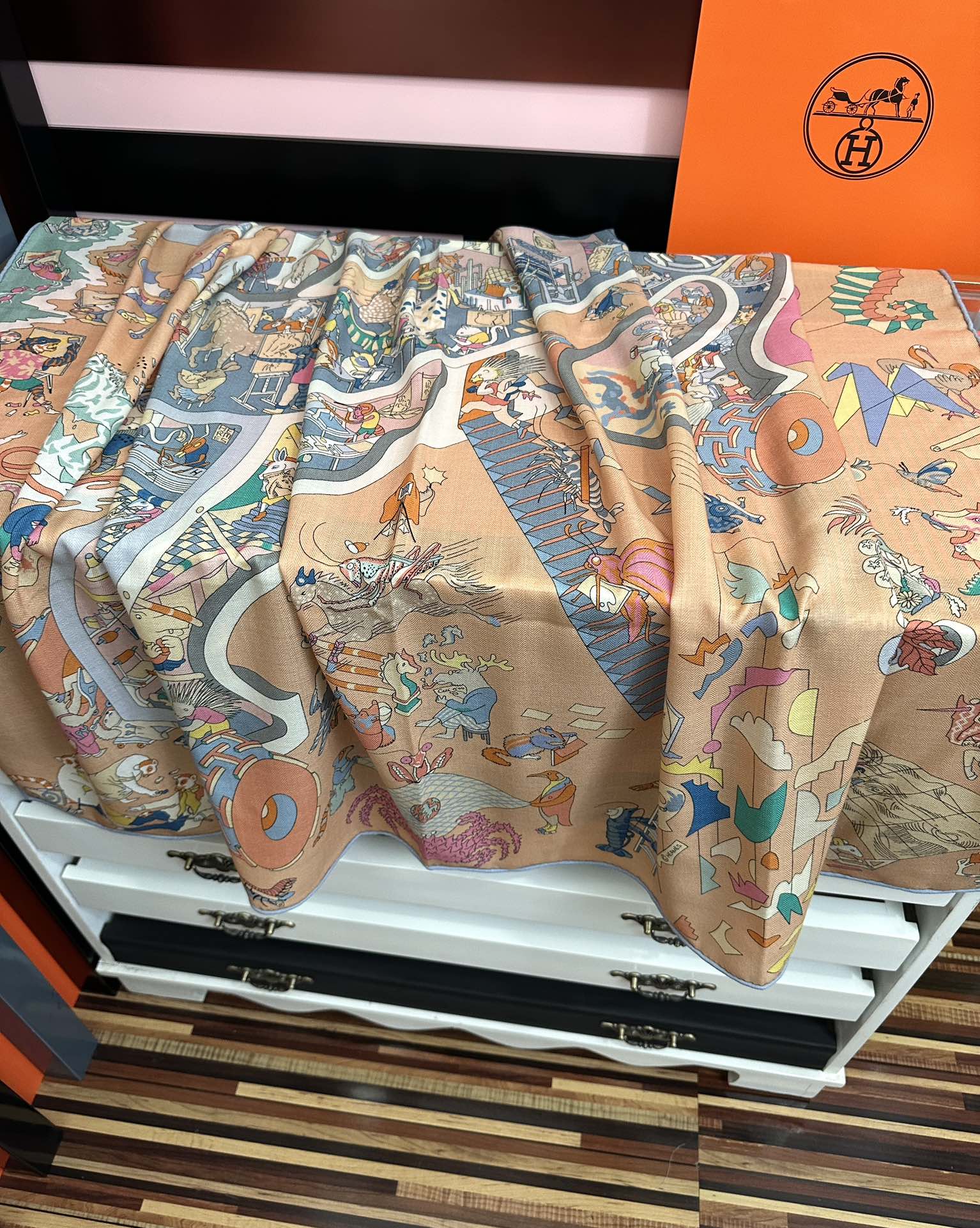 上新 。爱马仕 【马术学院】[嘴唇]今年最新款 140双面同色丝毛披肩这款爱马仕的经典单品展现强大而迷人