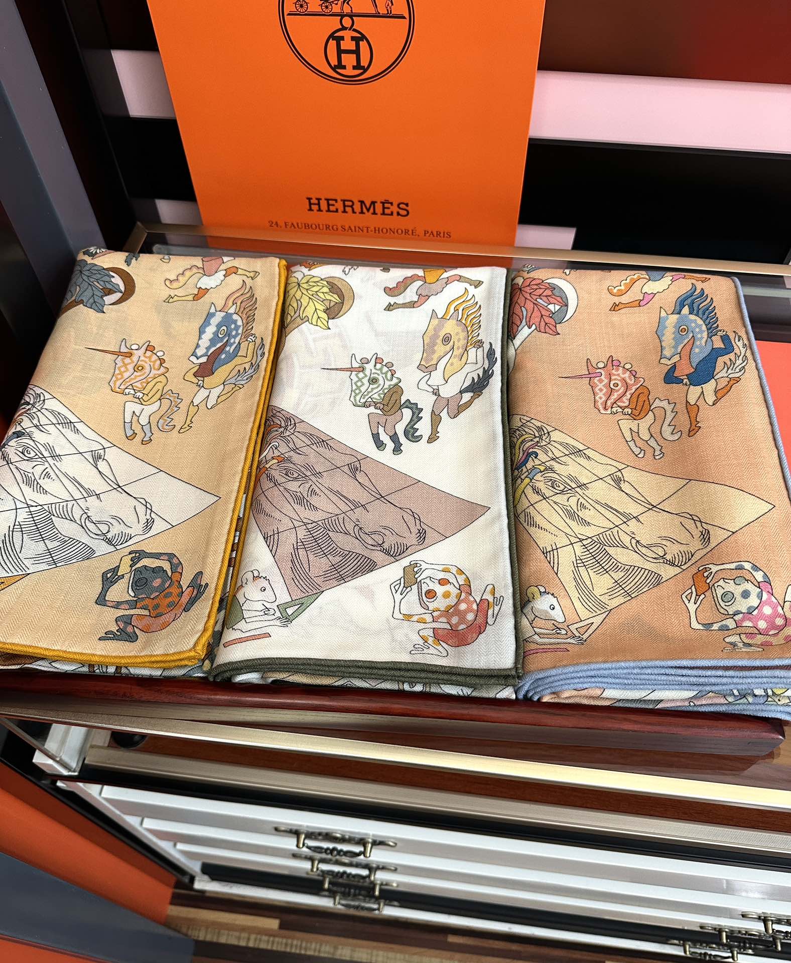 上新 。爱马仕 【马术学院】[嘴唇]今年最新款 140双面同色丝毛披肩这款爱马仕的经典单品展现强大而迷人