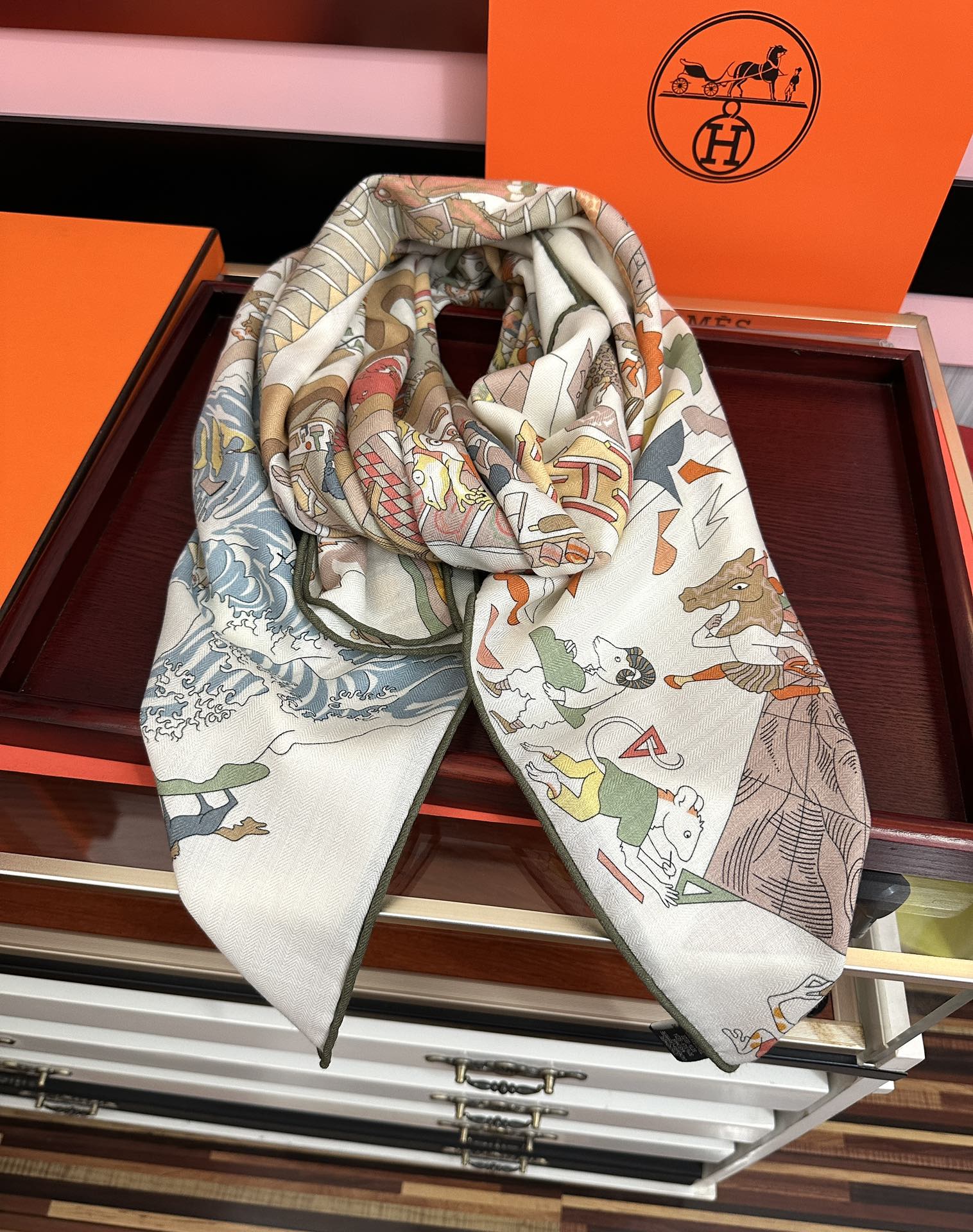 上新 。爱马仕 【马术学院】[嘴唇]今年最新款 140双面同色丝毛披肩这款爱马仕的经典单品展现强大而迷人