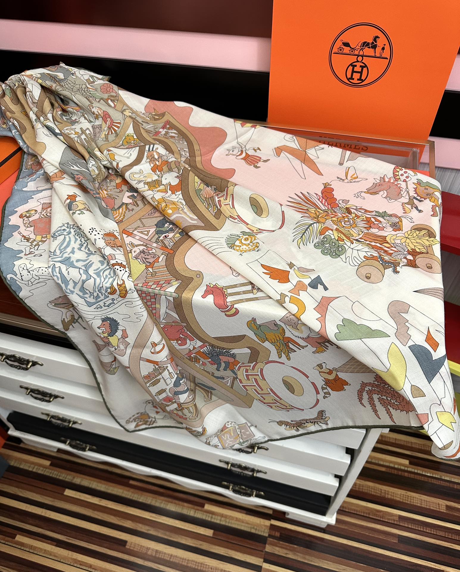 上新 。爱马仕 【马术学院】[嘴唇]今年最新款 140双面同色丝毛披肩这款爱马仕的经典单品展现强大而迷人