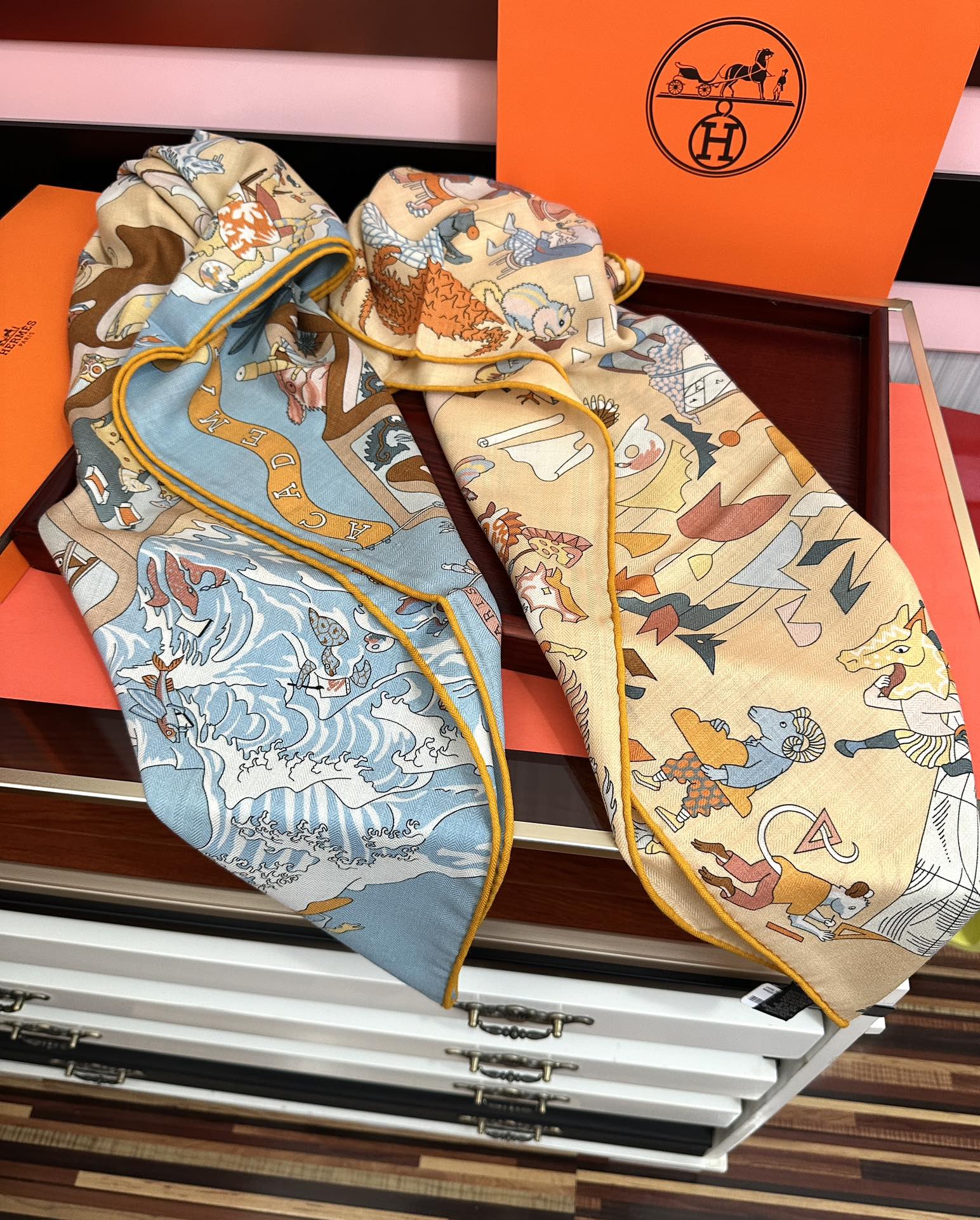 上新 。爱马仕 【马术学院】[嘴唇]今年最新款 140双面同色丝毛披肩这款爱马仕的经典单品展现强大而迷人