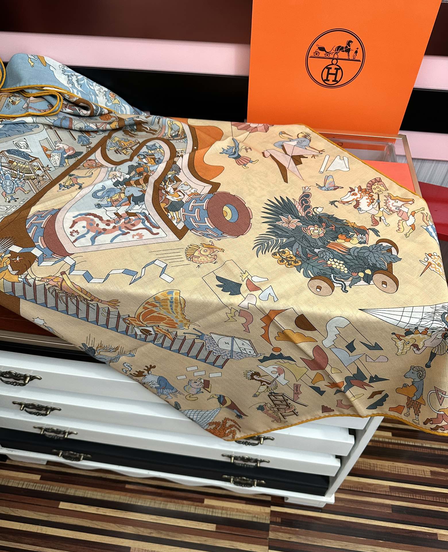 上新 。爱马仕 【马术学院】[嘴唇]今年最新款 140双面同色丝毛披肩这款爱马仕的经典单品展现强大而迷人