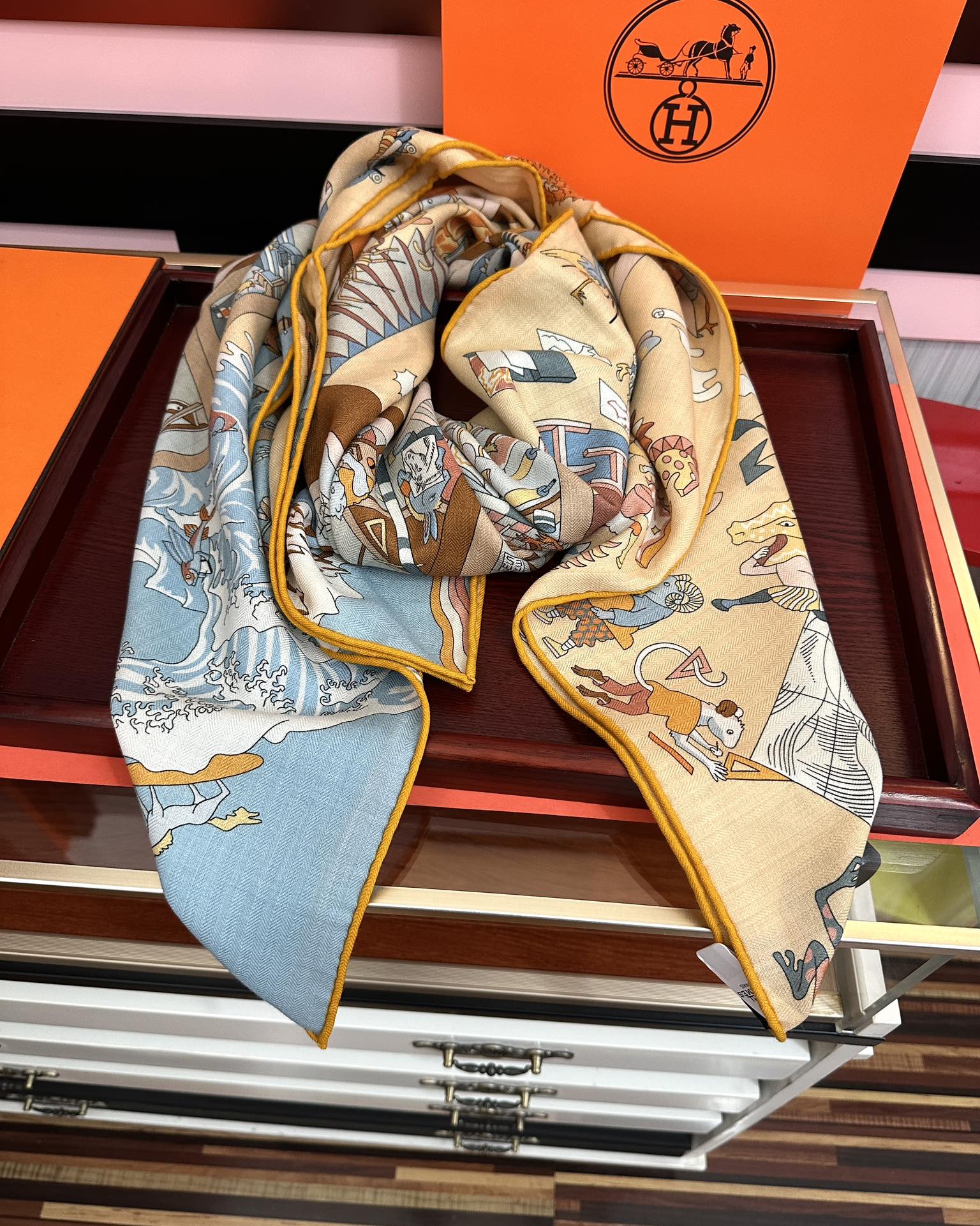 上新 。爱马仕 【马术学院】[嘴唇]今年最新款 140双面同色丝毛披肩这款爱马仕的经典单品展现强大而迷人