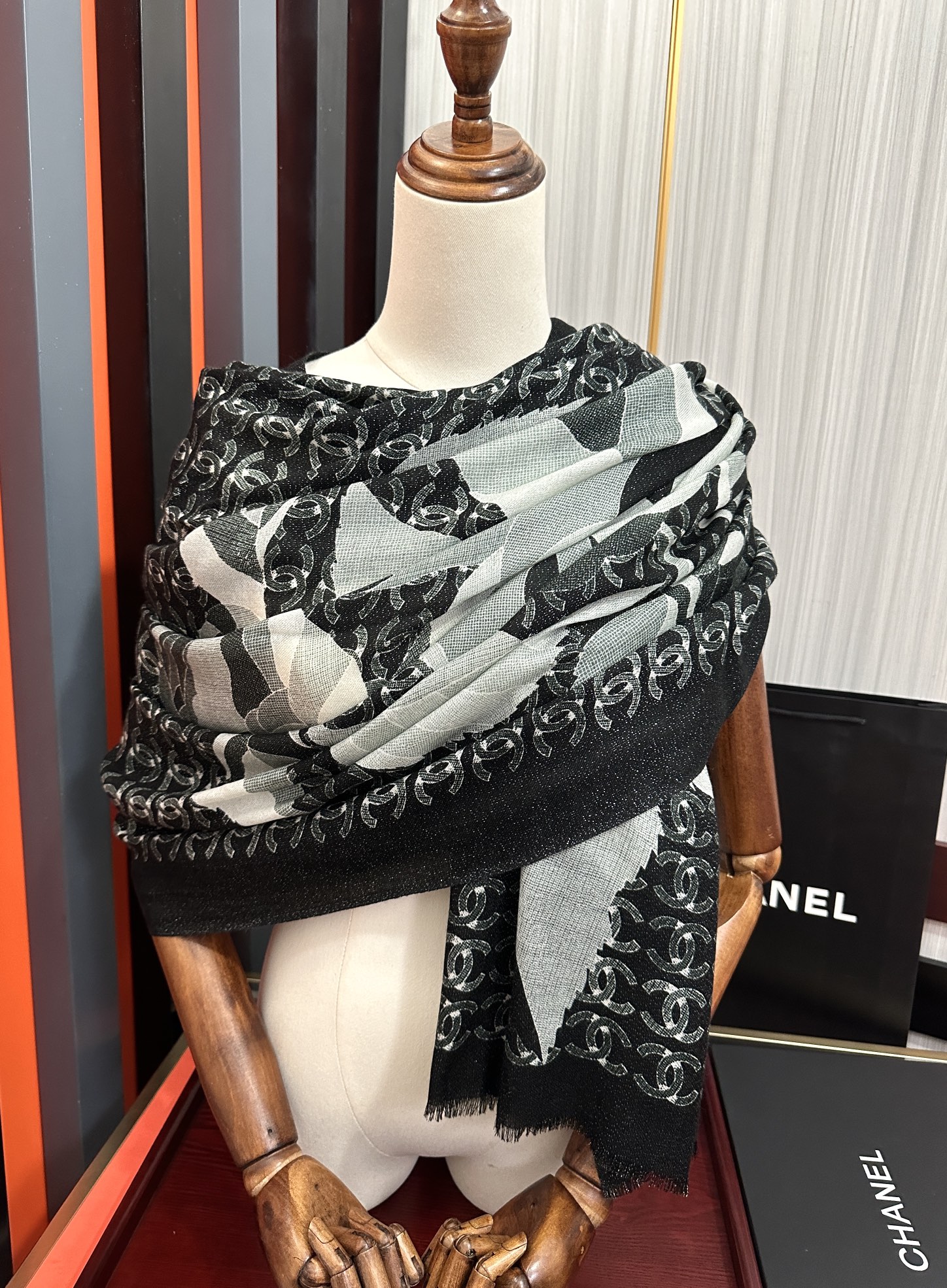 上新 。 2010 香奈儿 会发光银丝[吃瓜]女人们必备款[礼物]闪闪发光[咖啡]顶级设计太美了，真心赞