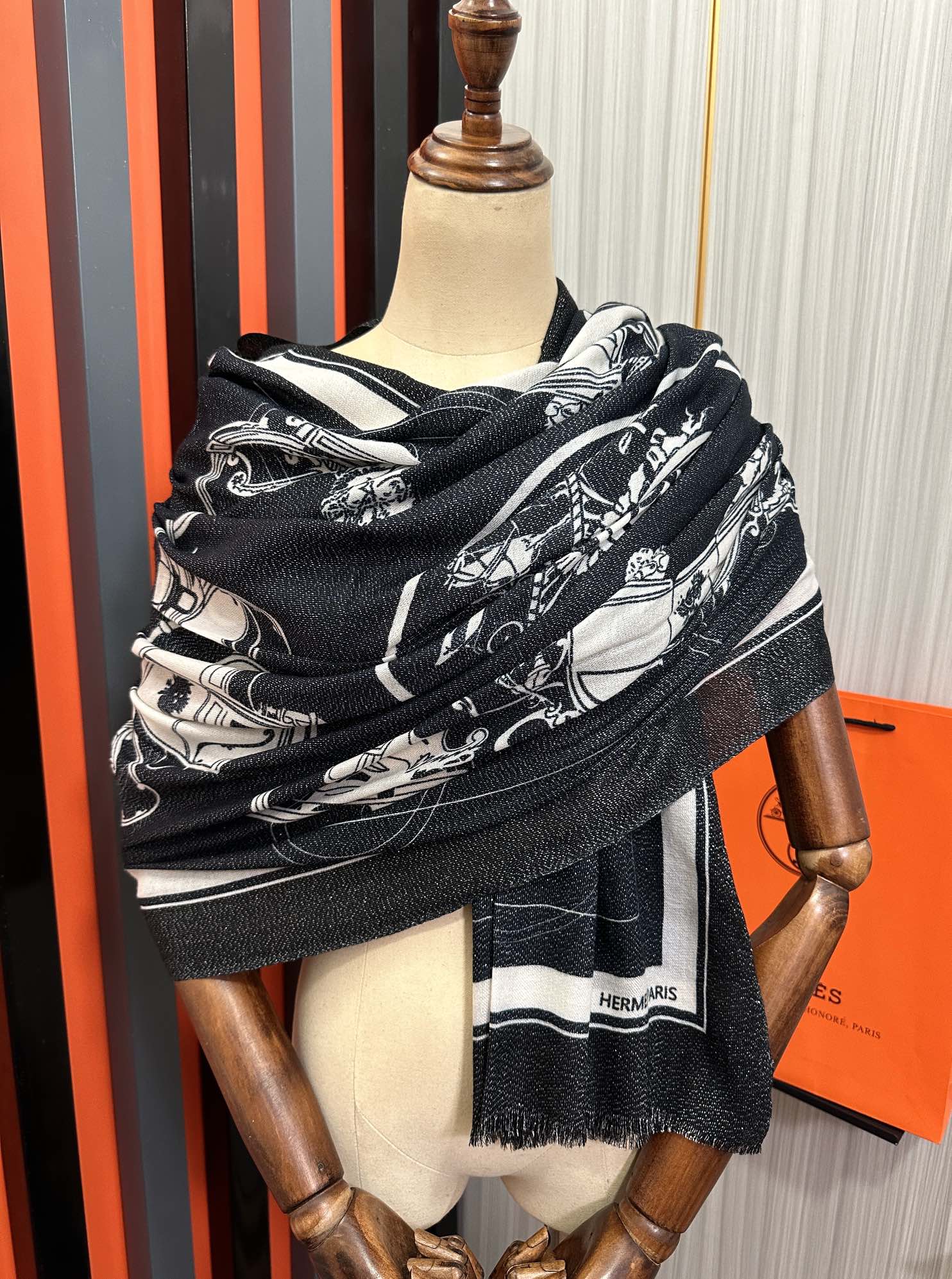 上新。 2010爱马士银丝最新款[吃瓜]女人们必备款[礼物]闪闪发光[咖啡]顶级设计太美了，真心赞👍【羊