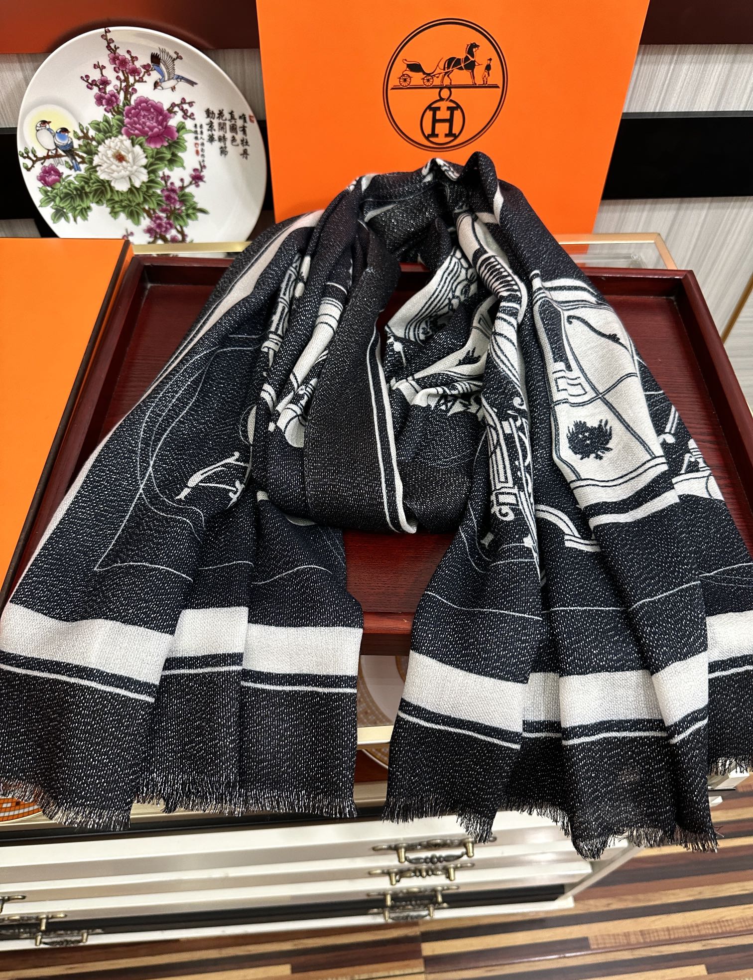 上新。 2010爱马士银丝最新款[吃瓜]女人们必备款[礼物]闪闪发光[咖啡]顶级设计太美了，真心赞👍【羊