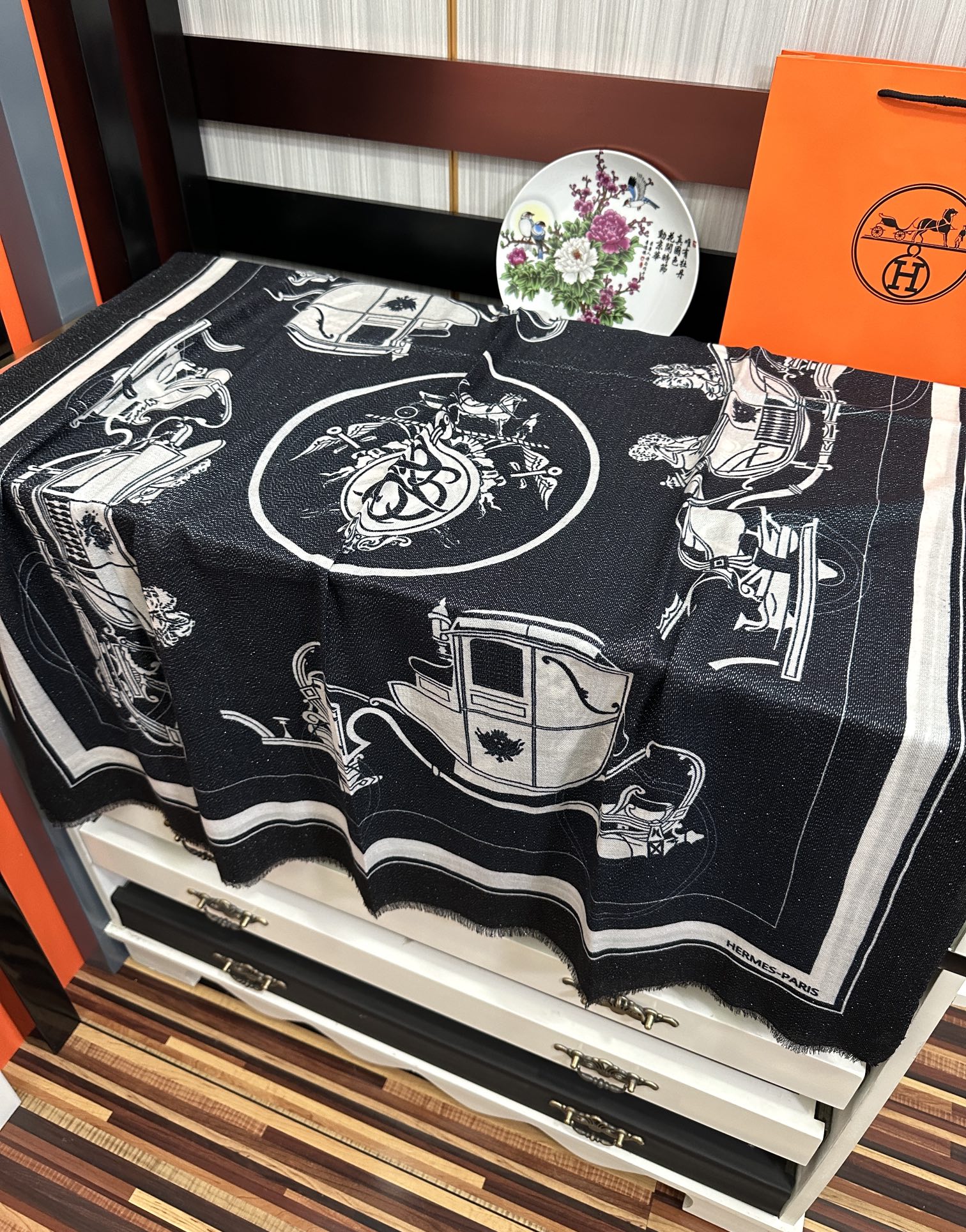 上新。 2010爱马士银丝最新款[吃瓜]女人们必备款[礼物]闪闪发光[咖啡]顶级设计太美了，真心赞👍【羊