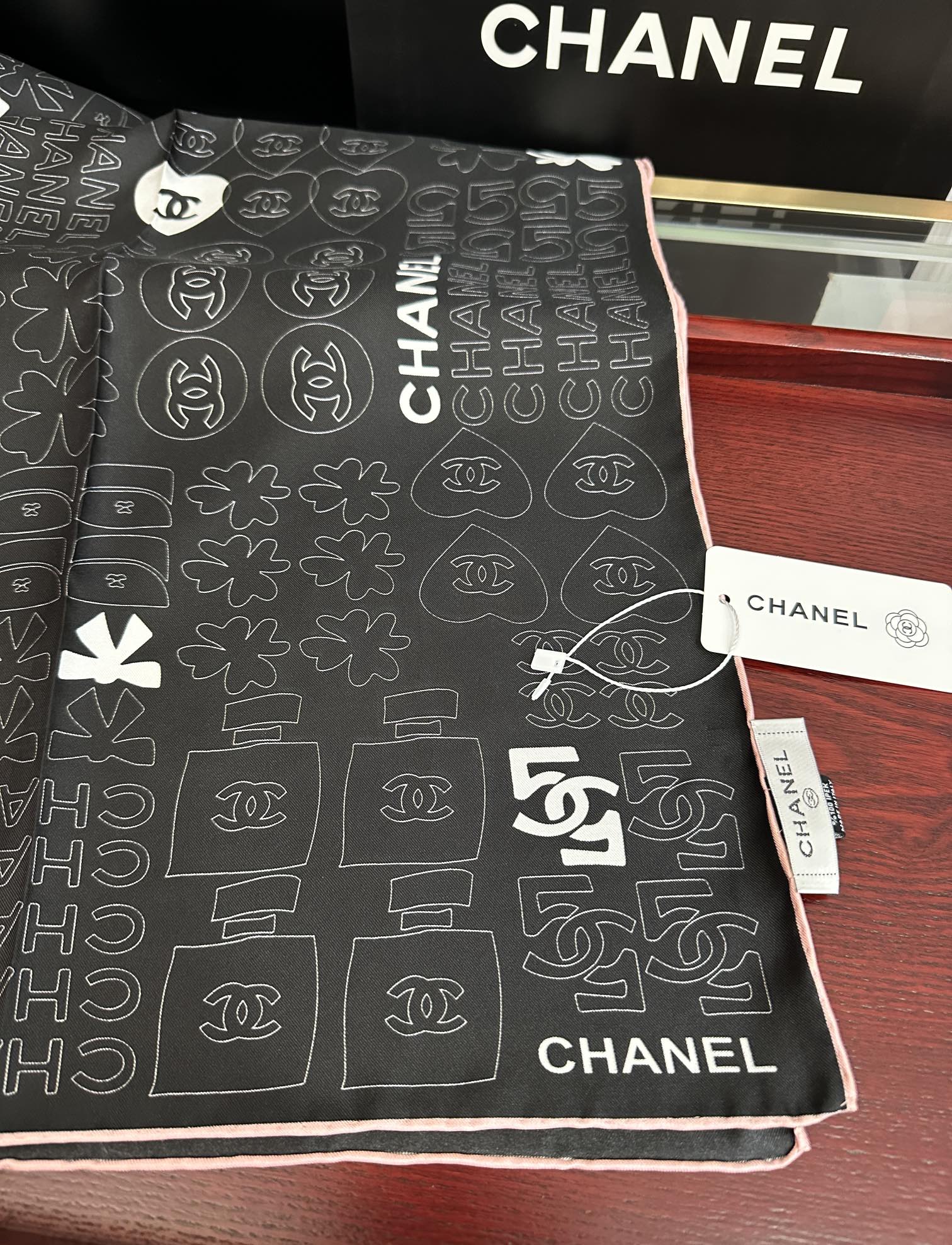 。高版本 香奈儿 【5号香水瓶】👍香奶奶永远都是比较经典[發]一条印有5号香水瓶跟四叶草交织图案巧妙搭配