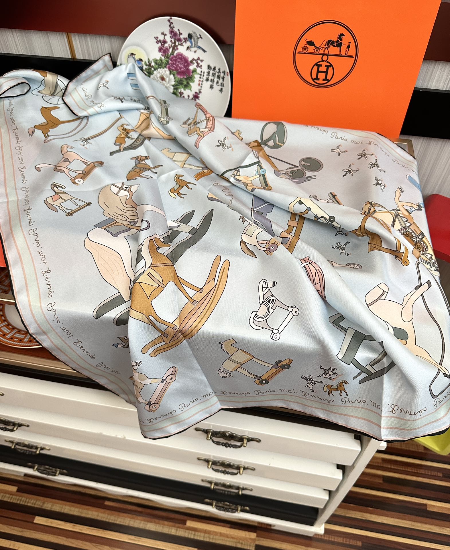 。高品质 爱马仕 【策马奔腾】官网同步 90方巾 创作渊源在比利时的圣吉尔区[嘴唇]建筑师维克多•霍塔 