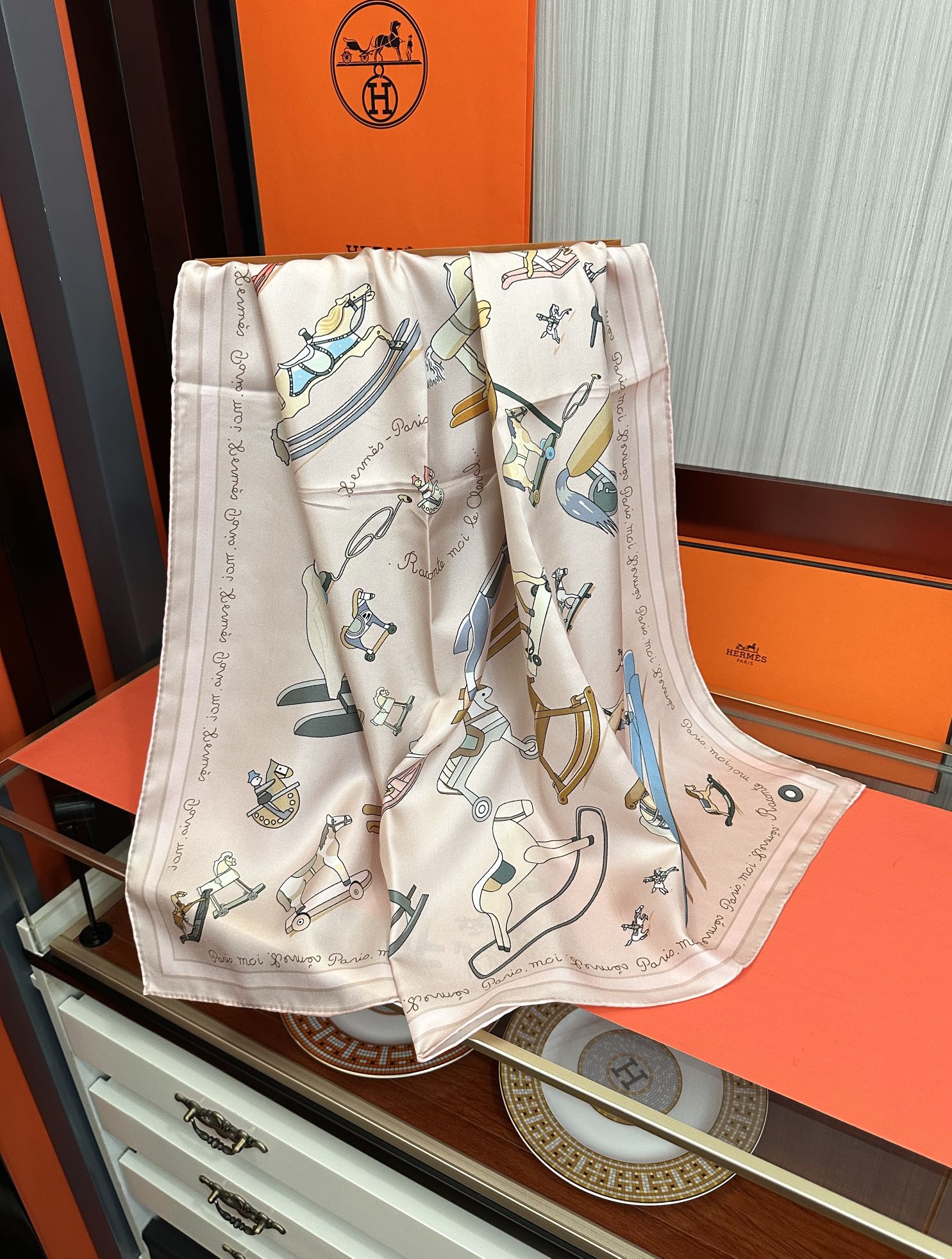 。高品质 爱马仕 【策马奔腾】官网同步 90方巾 创作渊源在比利时的圣吉尔区[嘴唇]建筑师维克多•霍塔 