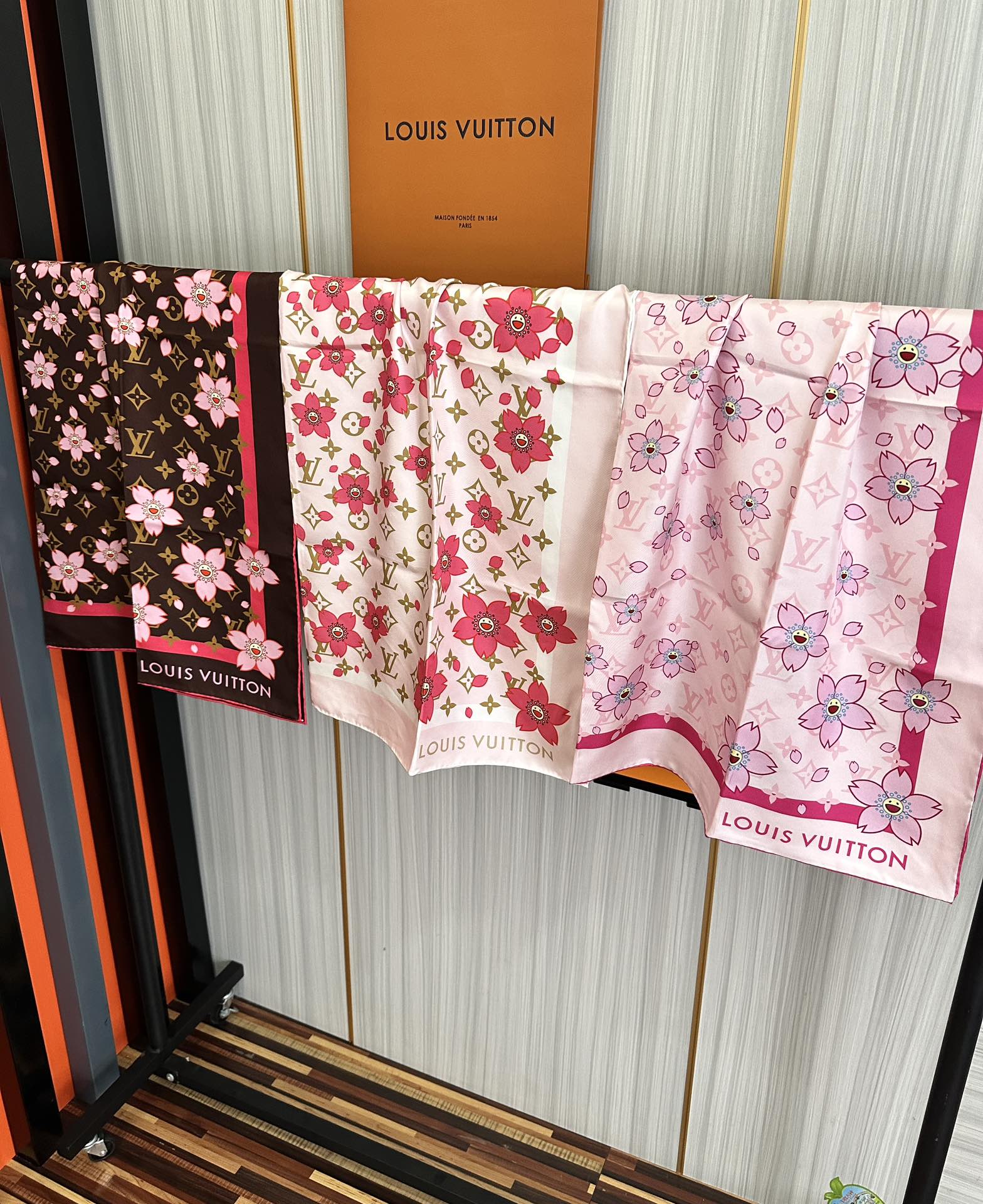 。高版本 LV官网同步【双面同色】太阳🌞花朵系列 太美了[庆祝]“L家”90典藏方巾通过别致的经典色彩向