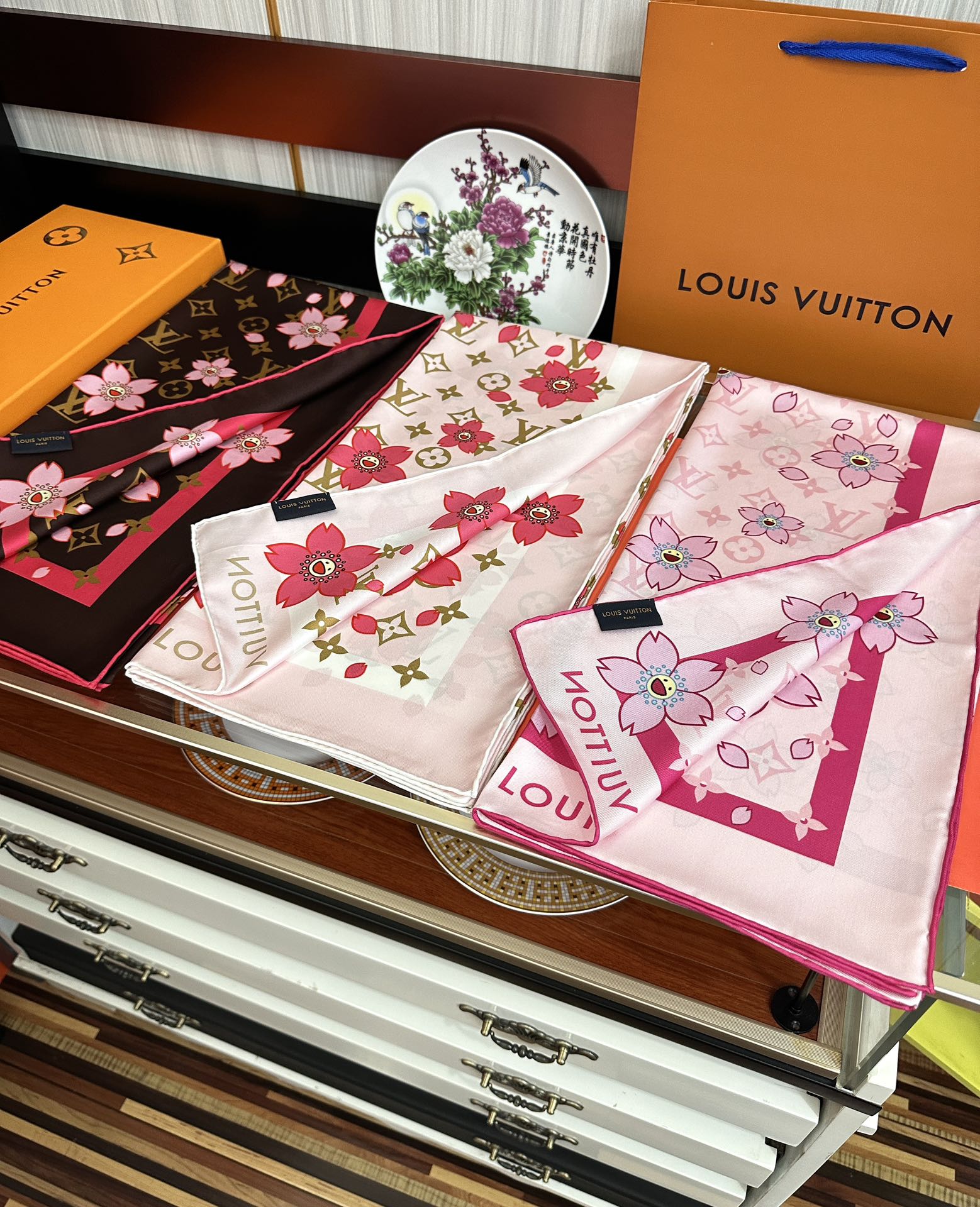 。高版本 LV官网同步【双面同色】太阳🌞花朵系列 太美了[庆祝]“L家”90典藏方巾通过别致的经典色彩向