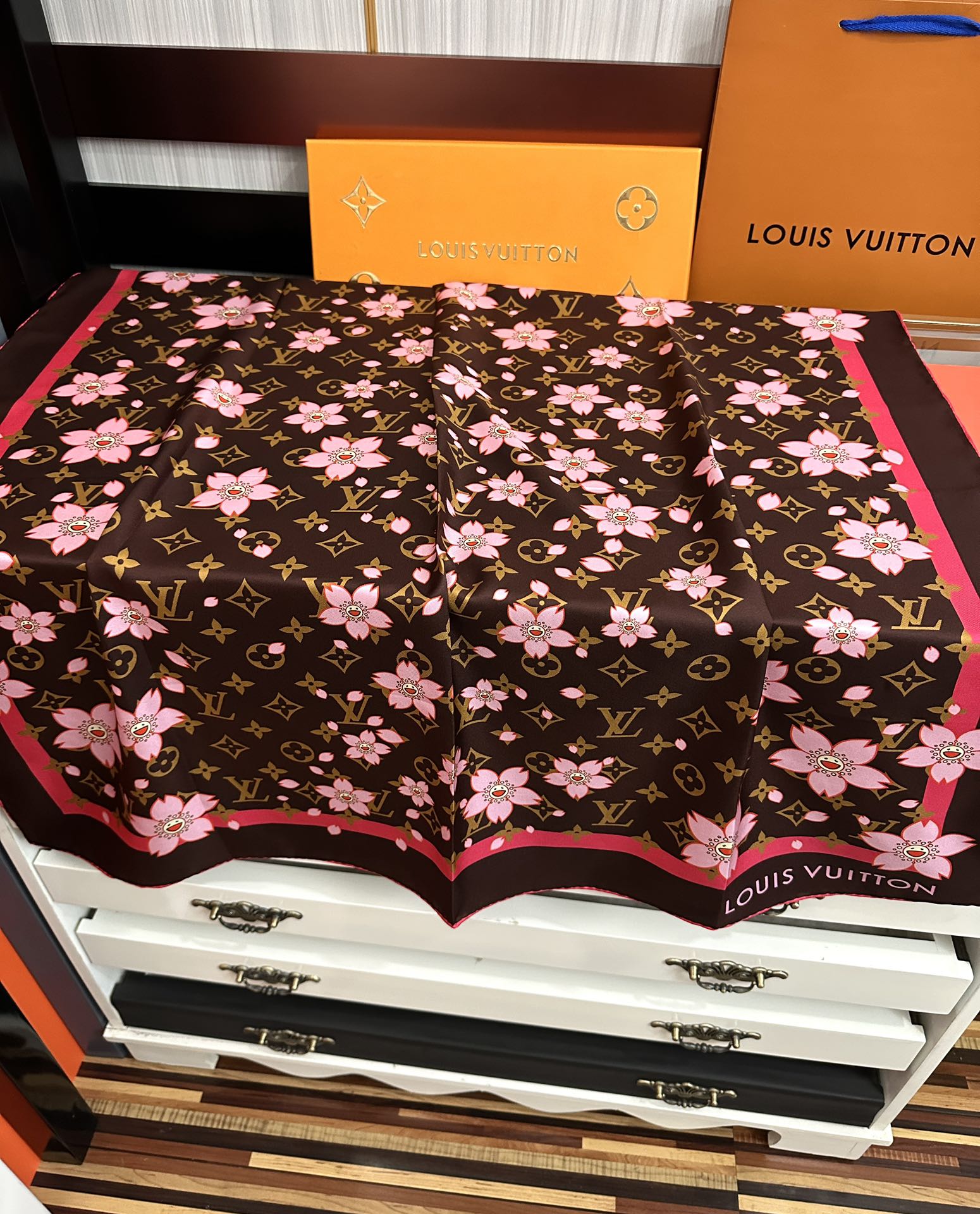 。高版本 LV官网同步【双面同色】太阳🌞花朵系列 太美了[庆祝]“L家”90典藏方巾通过别致的经典色彩向