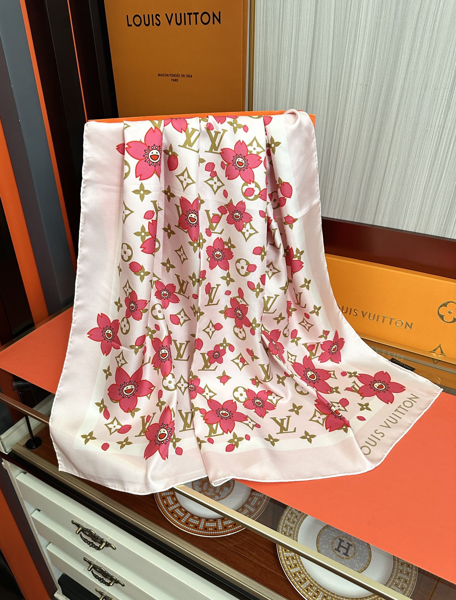 。高版本 LV官网同步【双面同色】太阳🌞花朵系列 太美了[庆祝]“L家”90典藏方巾通过别致的经典色彩向