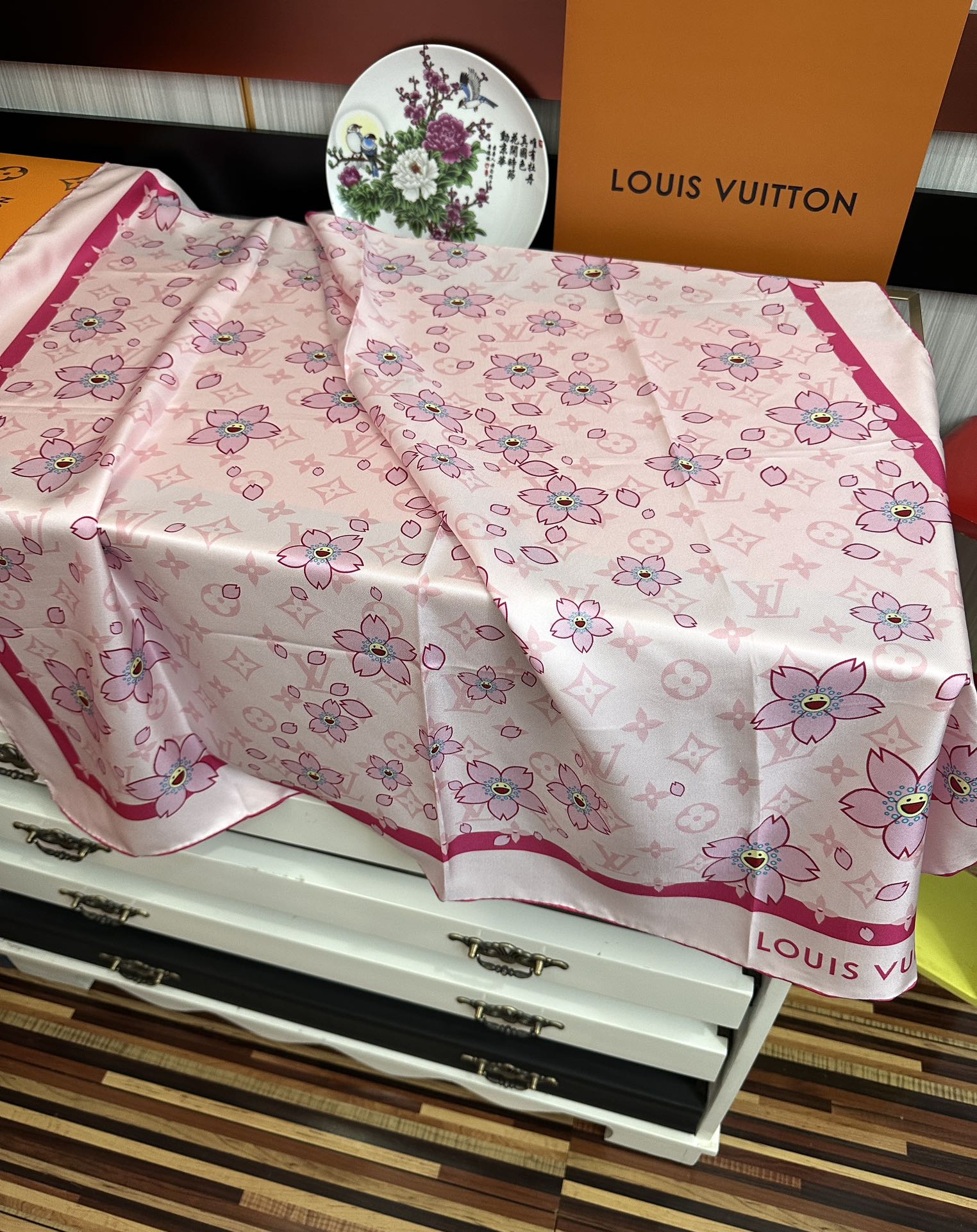 。高版本 LV官网同步【双面同色】太阳🌞花朵系列 太美了[庆祝]“L家”90典藏方巾通过别致的经典色彩向