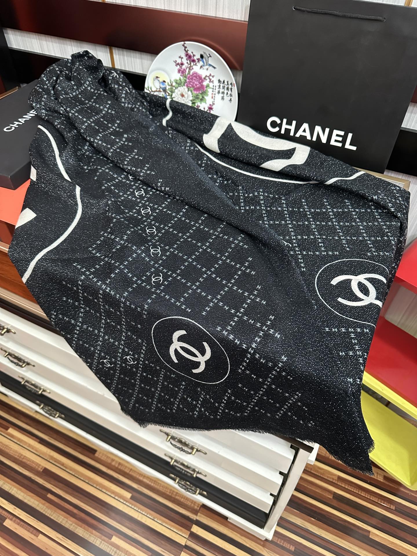 上新。小香 银丝2025 最新款[吃瓜]闪闪发光[咖啡]顶级设计太美了，真心赞👍【羊绒绒长巾】😘💍实物真